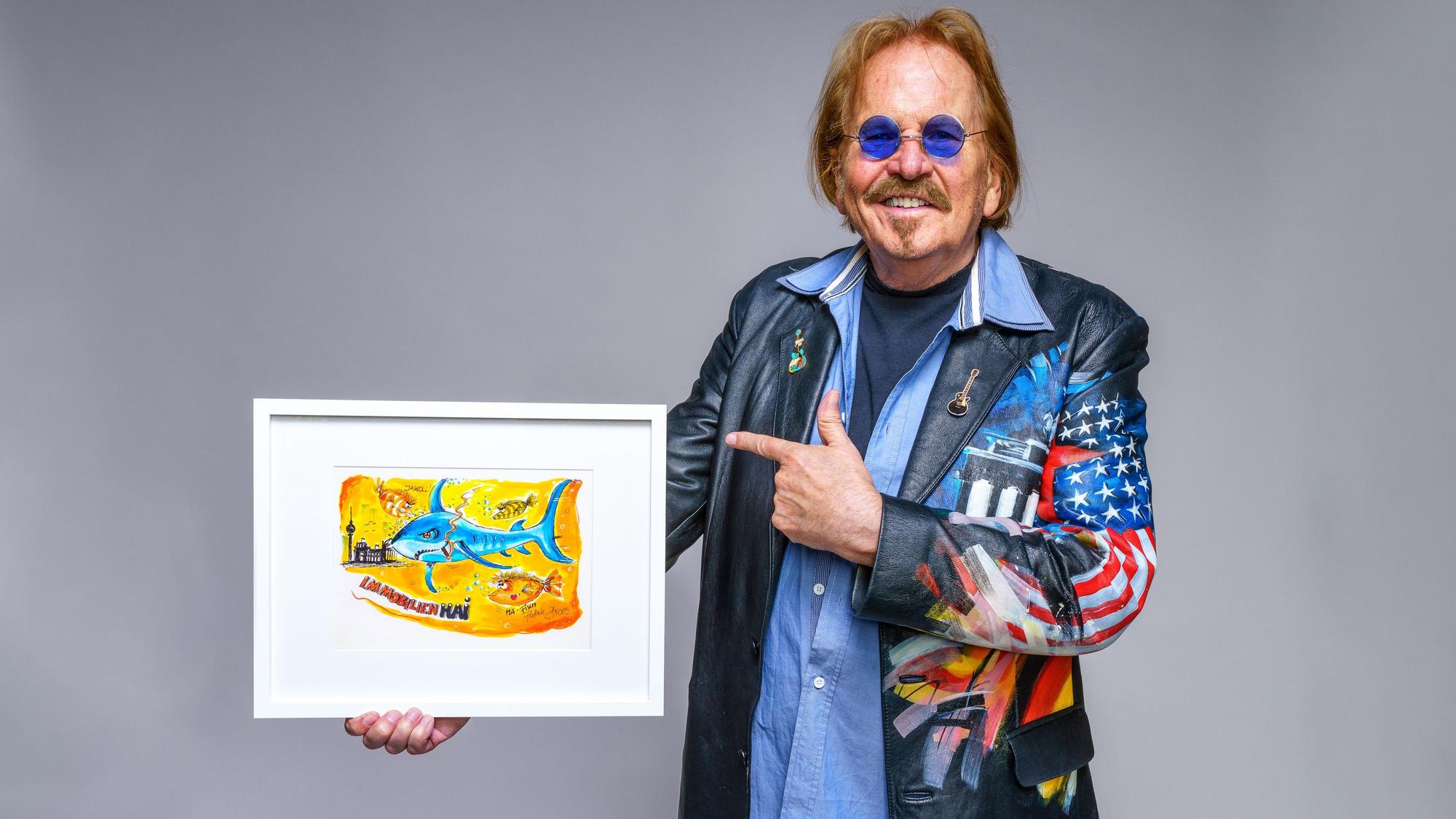 Frank Zander präsentiert eines seiner Bilder.