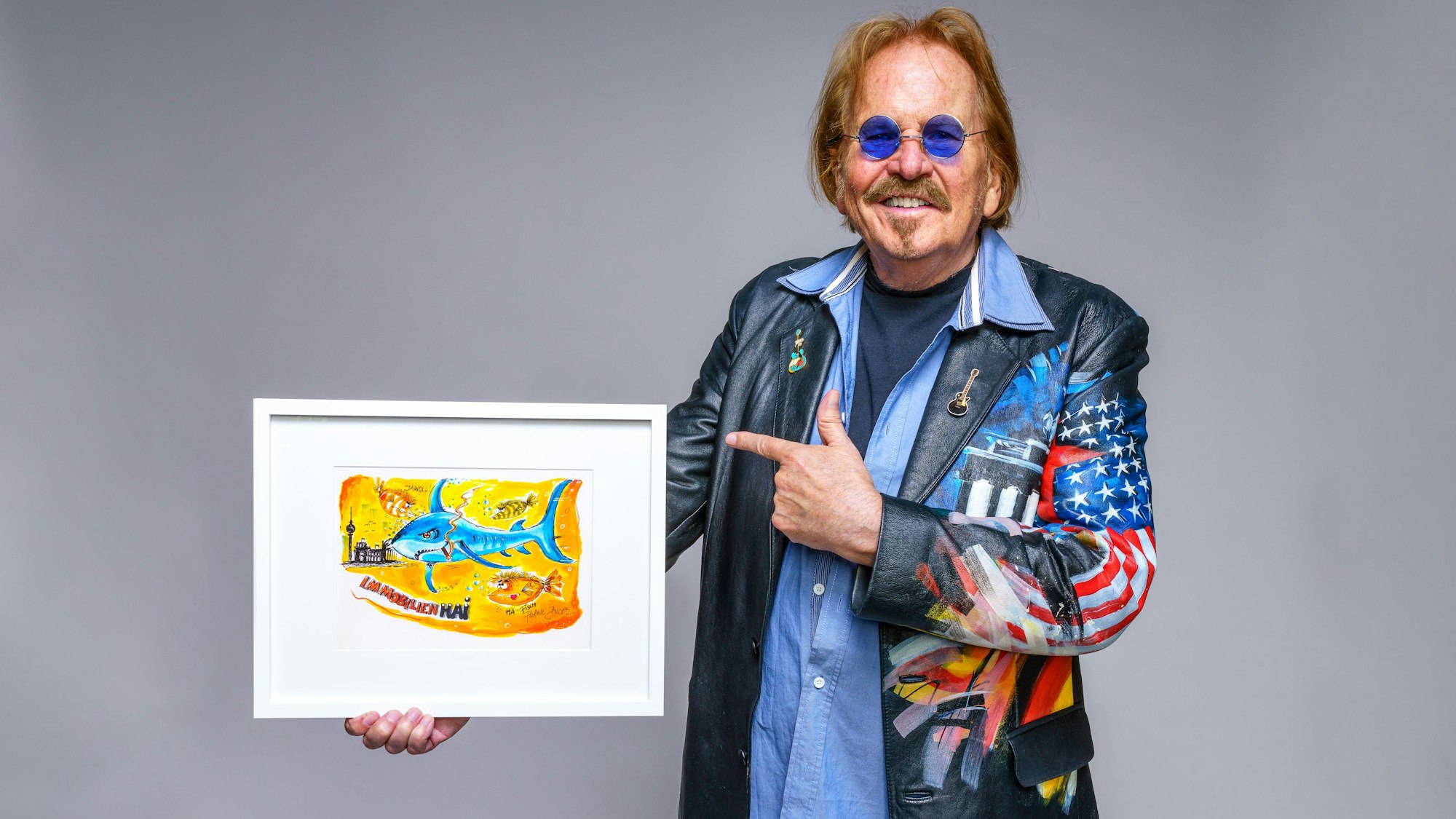 Frank Zander präsentiert eines seiner Bilder.