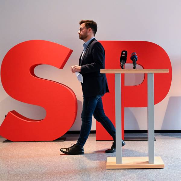 homas Kutschaty, Landesvorsitzender der SPD in Nordrhein-Westfalen, geht nach einem Statement im Johannes-Rau-Haus.