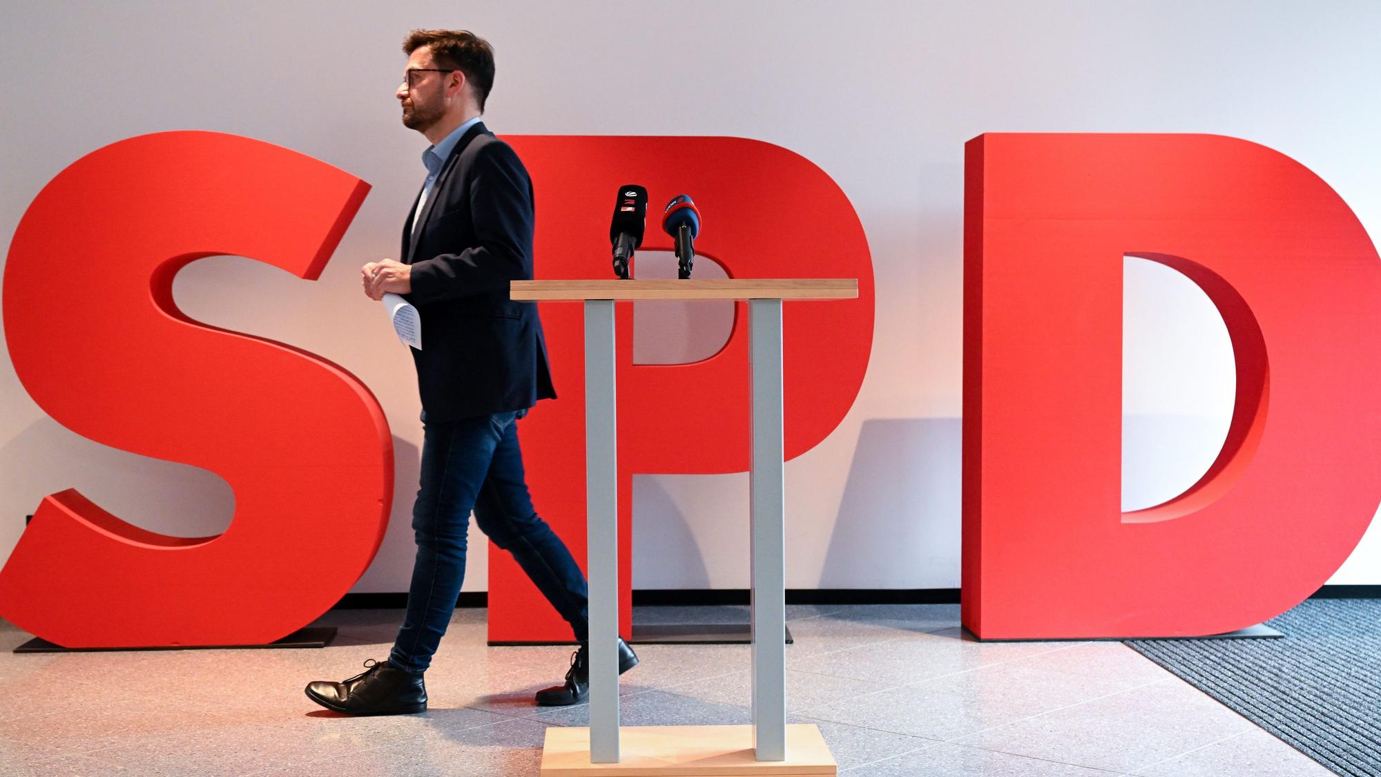 homas Kutschaty, Landesvorsitzender der SPD in Nordrhein-Westfalen, geht nach einem Statement im Johannes-Rau-Haus.