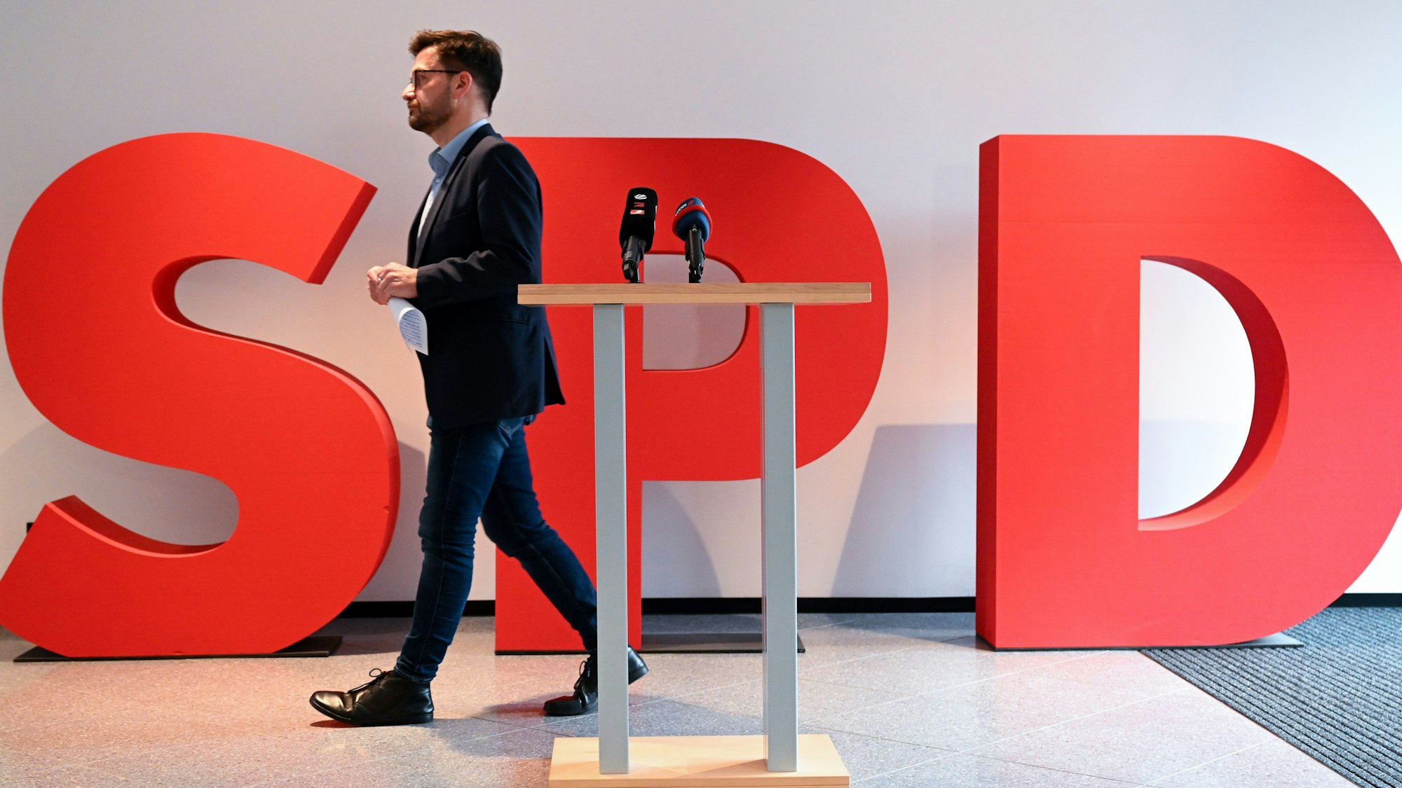 homas Kutschaty, Landesvorsitzender der SPD in Nordrhein-Westfalen, geht nach einem Statement im Johannes-Rau-Haus.