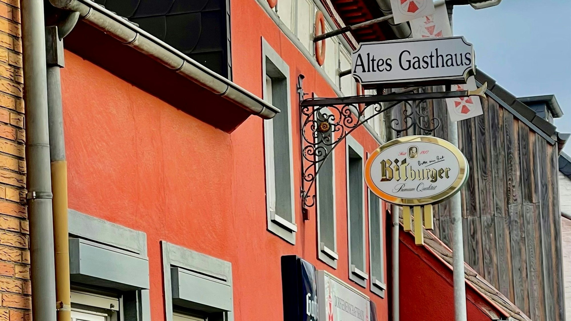 Das Haus, man sieht das Gastschild.