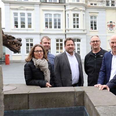 Die neuen Altstadtmanager Hans-Helmut Schild (r.) und Ulrich Keinath (2.v.r.) mit (v.l.) Anya Geider, Dominik Braunsteiner, Bürgermeister Lutz Wagner und dem Technischen Dezernenten Theo Krämer vor dem Rathaus.