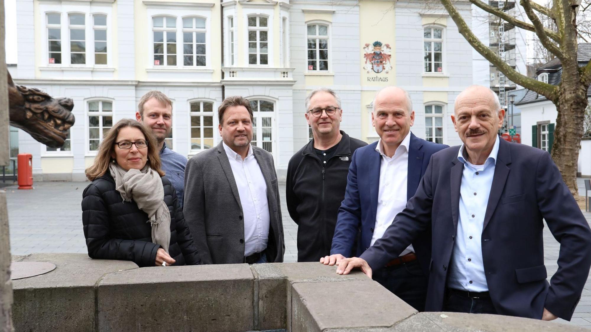 Die neuen Altstadtmanager Hans-Helmut Schild (r.) und Ulrich Keinath (2.v.r.) mit (v.l.) Anya Geider, Dominik Braunsteiner, Bürgermeister Lutz Wagner und dem Technischen Dezernenten Theo Krämer vor dem Rathaus.