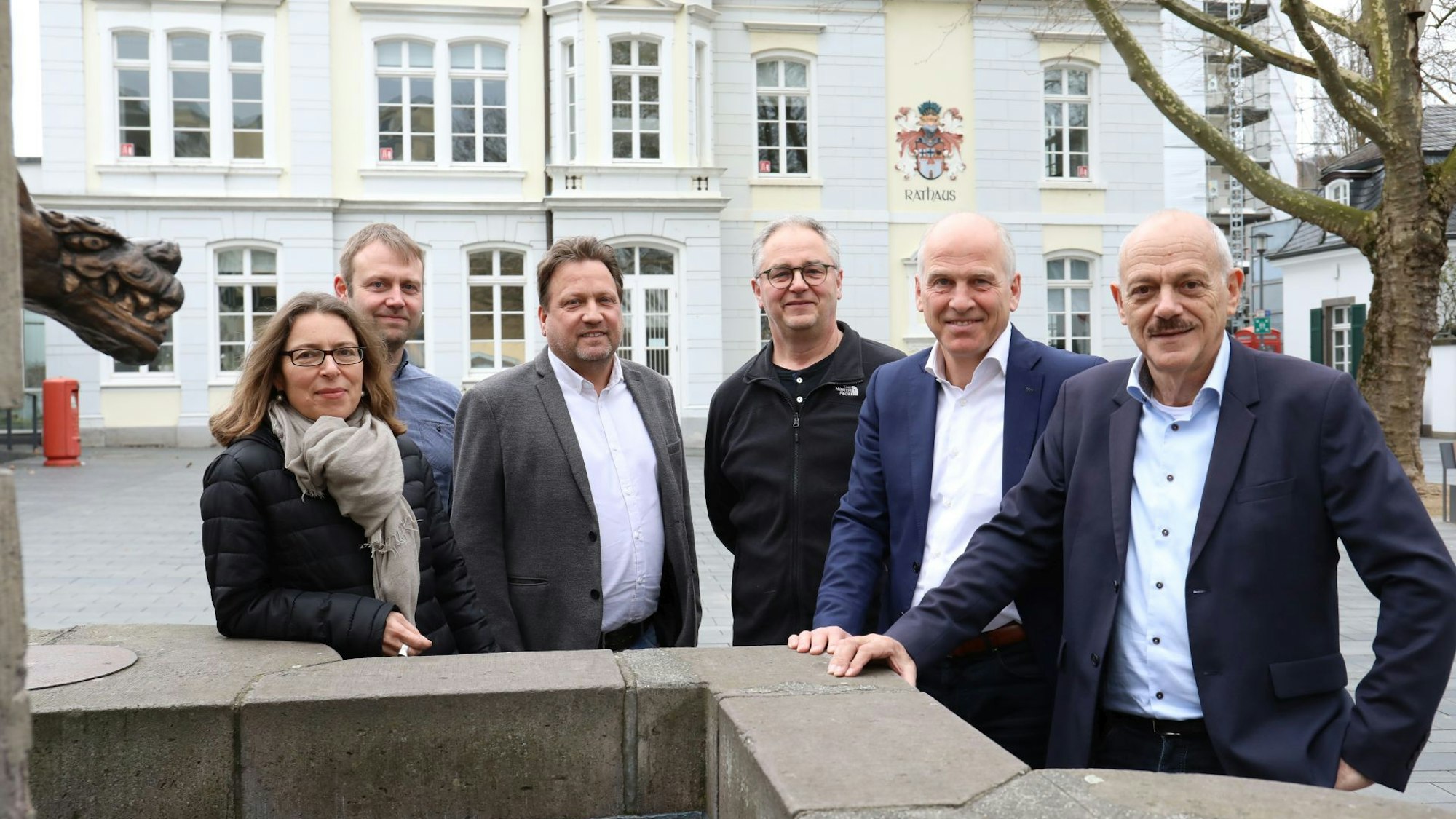 Die neuen Altstadtmanager Hans-Helmut Schild (r.) und Ulrich Keinath (2.v.r.) mit (v.l.) Anya Geider, Dominik Braunsteiner, Bürgermeister Lutz Wagner und dem Technischen Dezernenten Theo Krämer vor dem Rathaus.