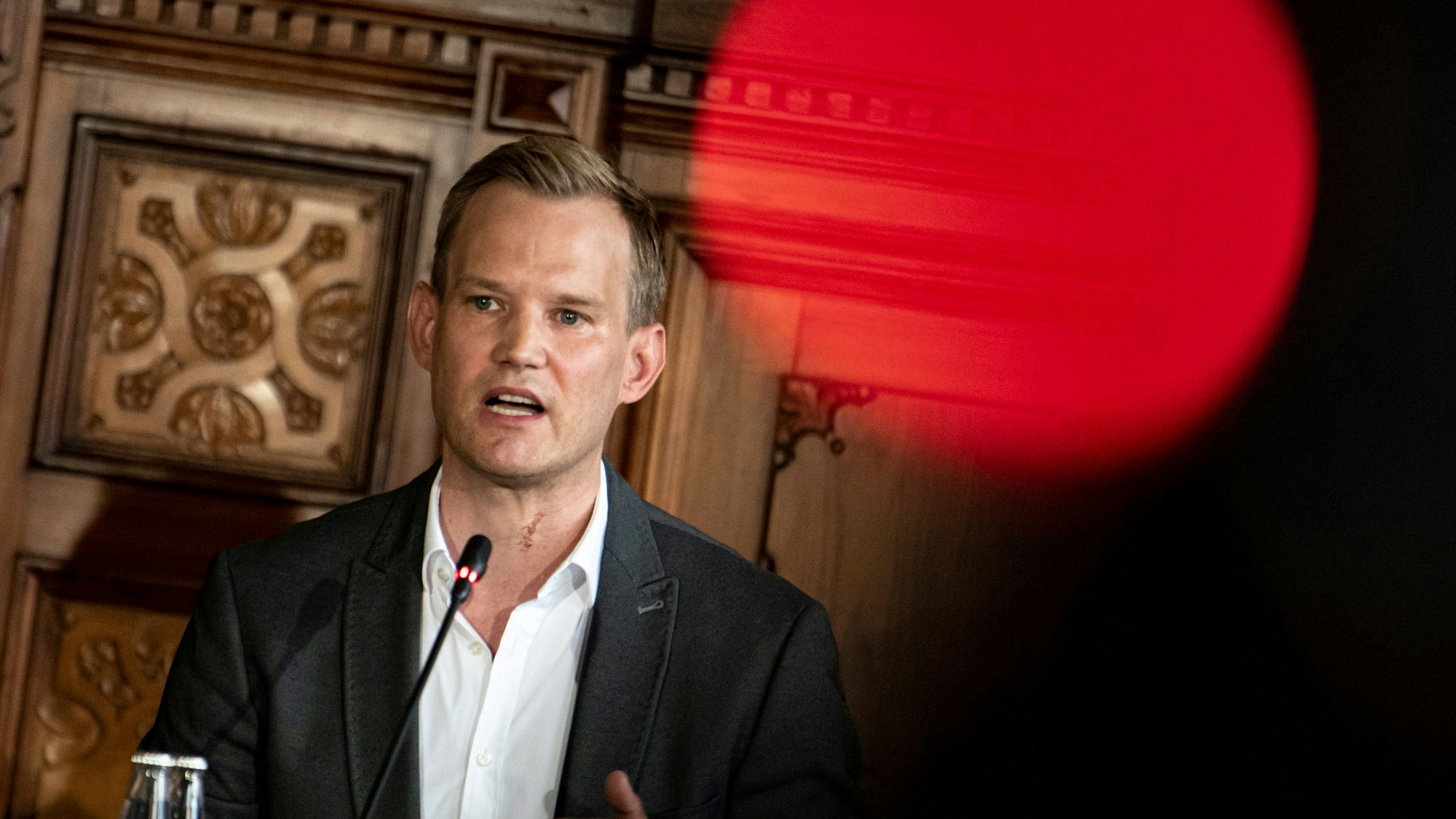 Hendrik Streeck machte sich für RTL ein Bild von der Fledermausforschung in Thailand. Der Virologe zeigt sich besorgt über den internationalen Wildtierhandel.