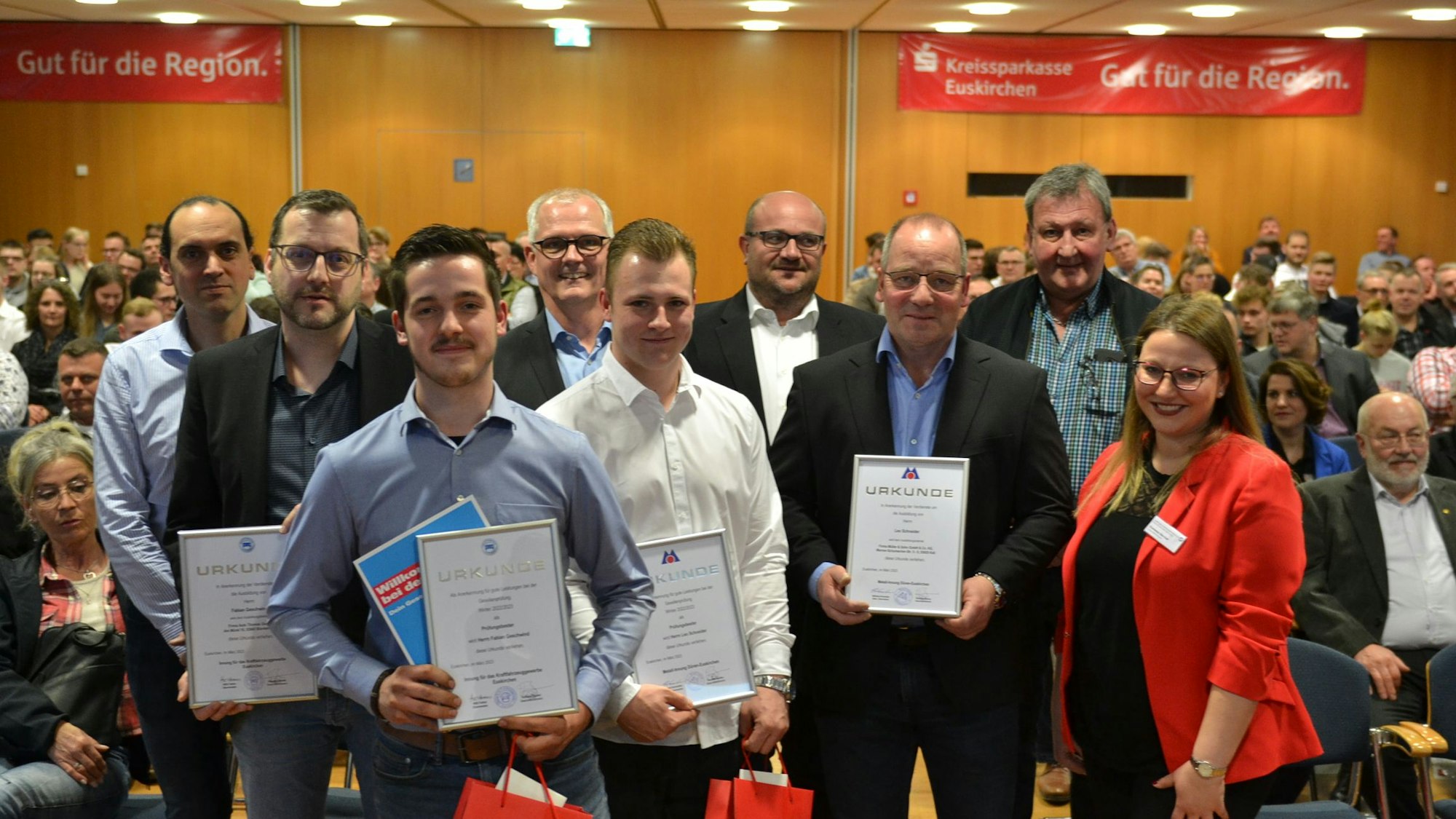 Fabian Geschwind und Leo Schneider werden als Innungsbeste ausgezeichnet.