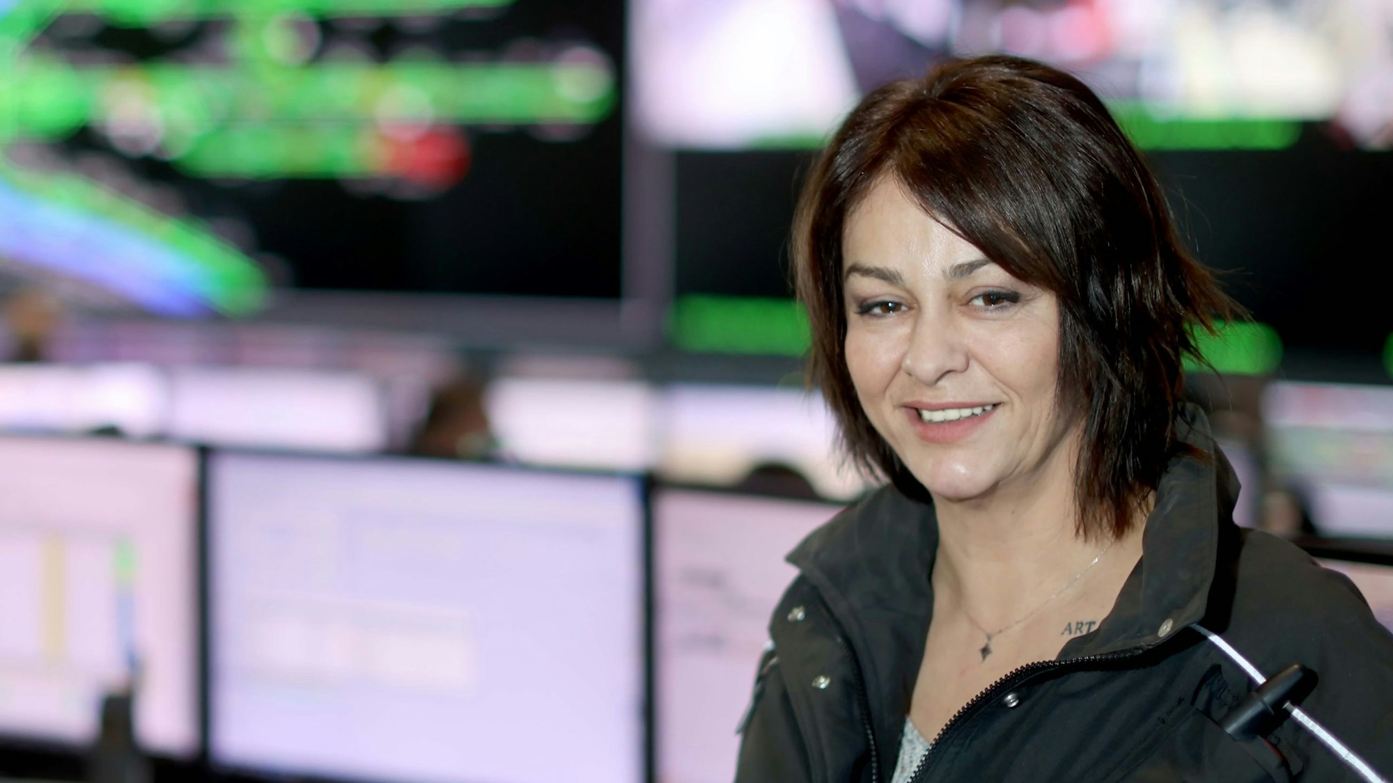 In der Leitstelle hat Oberverkehrsmeisterin Nülüfer Dikmen alles im Blick.