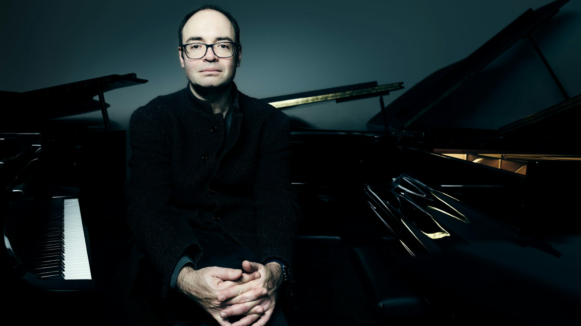 Pianist Alexander Melnikov stellt sich in verschiedenen Konzertprojekten in der Philharmonie als deren Porträtkünstler vor.