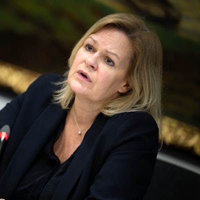 Bundesinnenministerin Nancy Faeser (SPD) spricht bei einer Pressekonferenz.