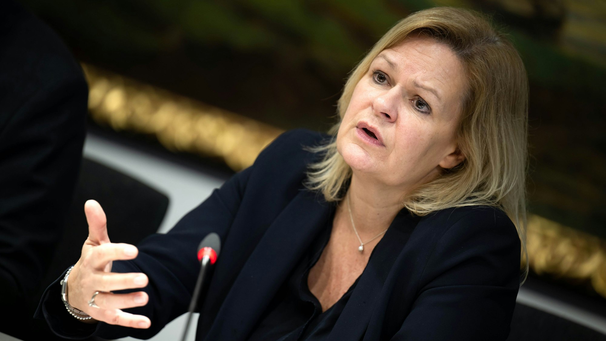 Bundesinnenministerin Nancy Faeser (SPD) spricht bei einer Pressekonferenz.