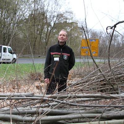 Förster Axel Horn steht an der B 484.