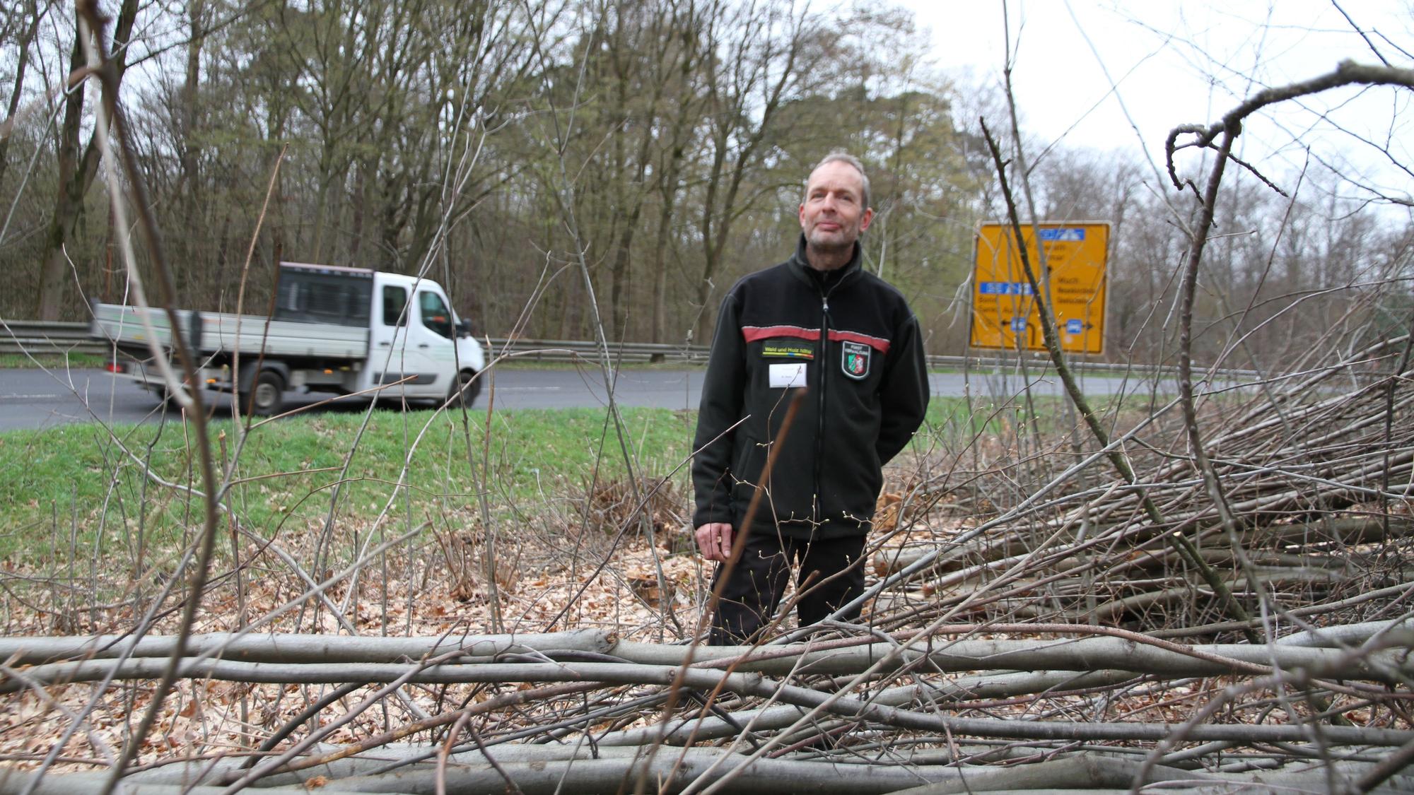 Förster Axel Horn steht an der B 484.
