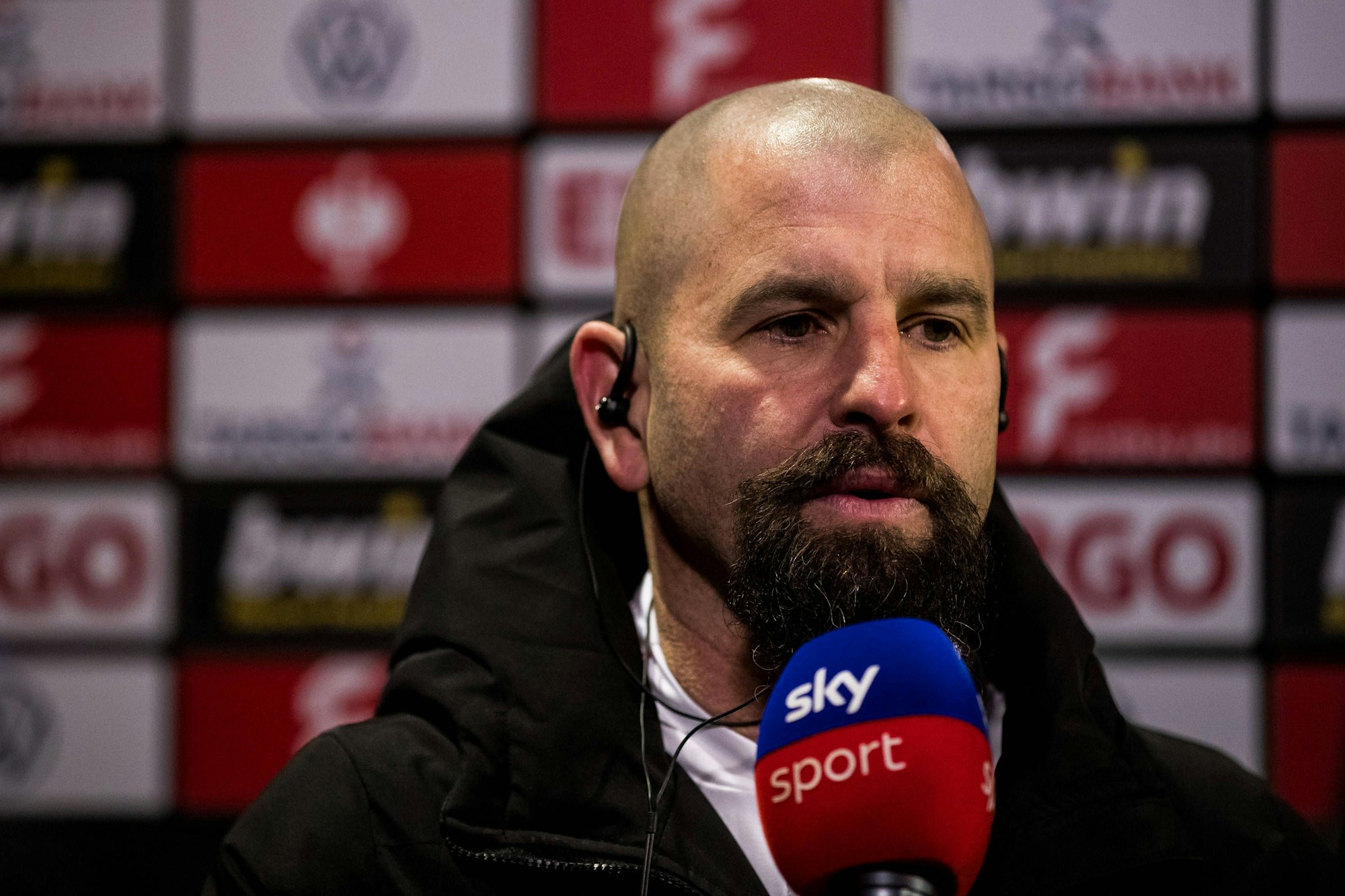 Sascha Glass wird interviewt.