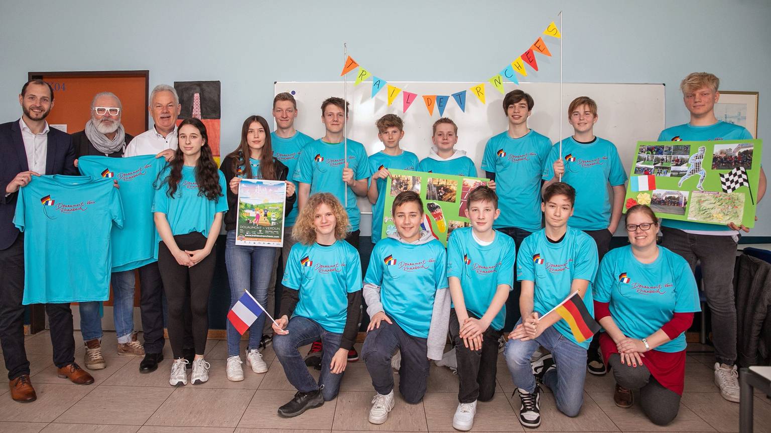 Gemeinsam mit den Organisatoren des Vereins „Partnerschaft des Friedens Rheinbach – Douaumont/Vaux“ freuen sich 16 Schüler des Städtischen Gymnasiums Rheinbach auf den Friedenslauf in Verdun am Sonntag. Foto: Volker Jost