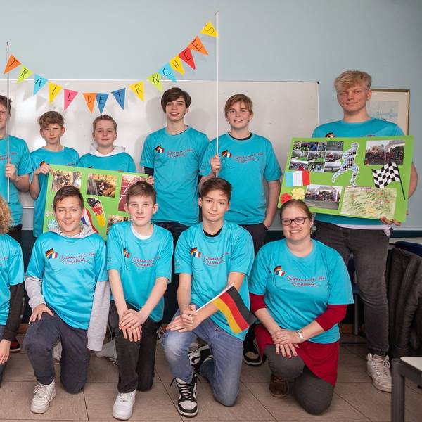 Gemeinsam mit den Organisatoren des Vereins „Partnerschaft des Friedens Rheinbach – Douaumont/Vaux“ freuen sich 16 Schüler des Städtischen Gymnasiums Rheinbach auf den Friedenslauf in Verdun am Sonntag. Foto: Volker Jost