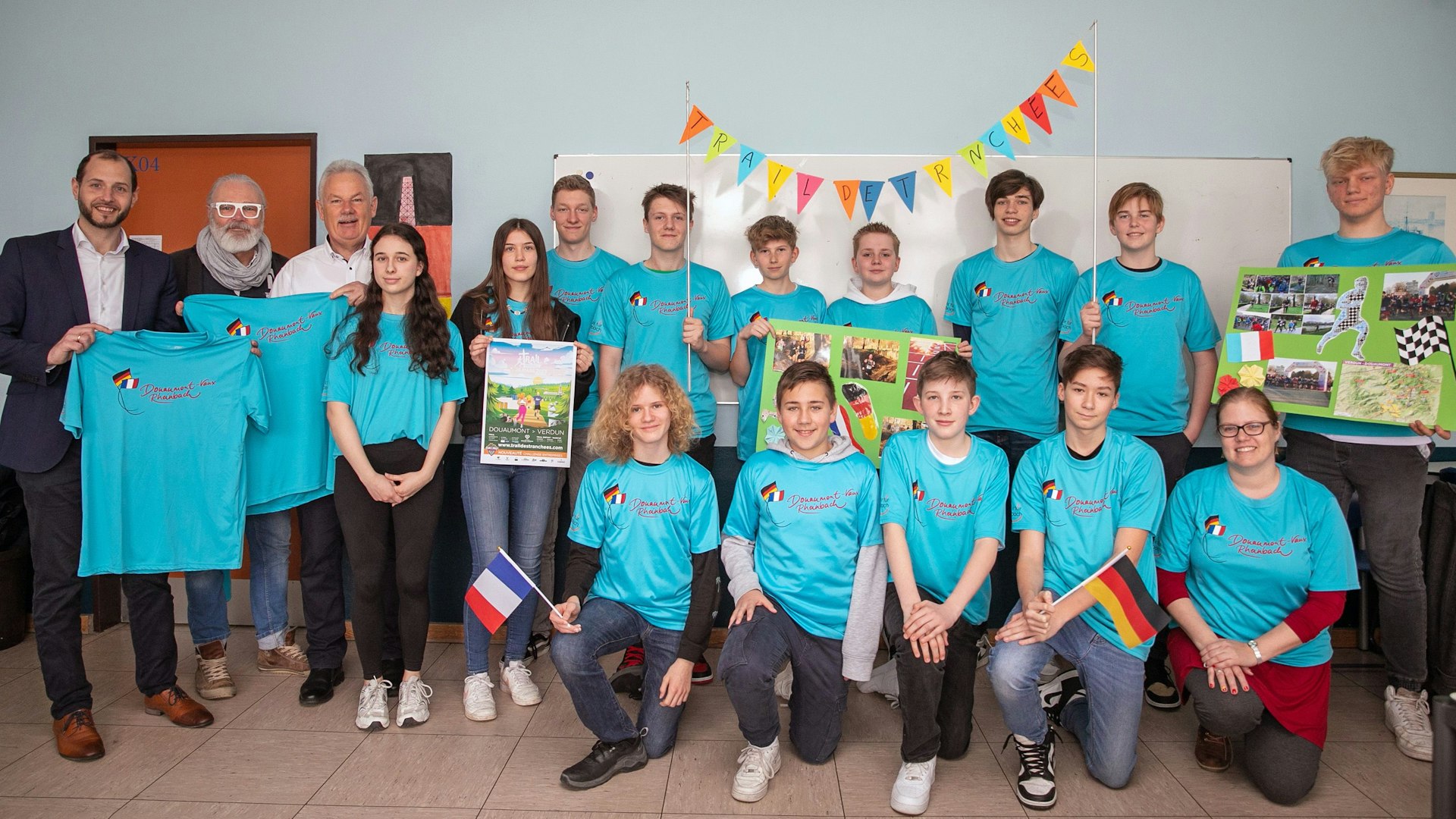 Gemeinsam mit den Organisatoren des Vereins „Partnerschaft des Friedens Rheinbach – Douaumont/Vaux“ freuen sich 16 Schüler des Städtischen Gymnasiums Rheinbach auf den Friedenslauf in Verdun am Sonntag. Foto: Volker Jost