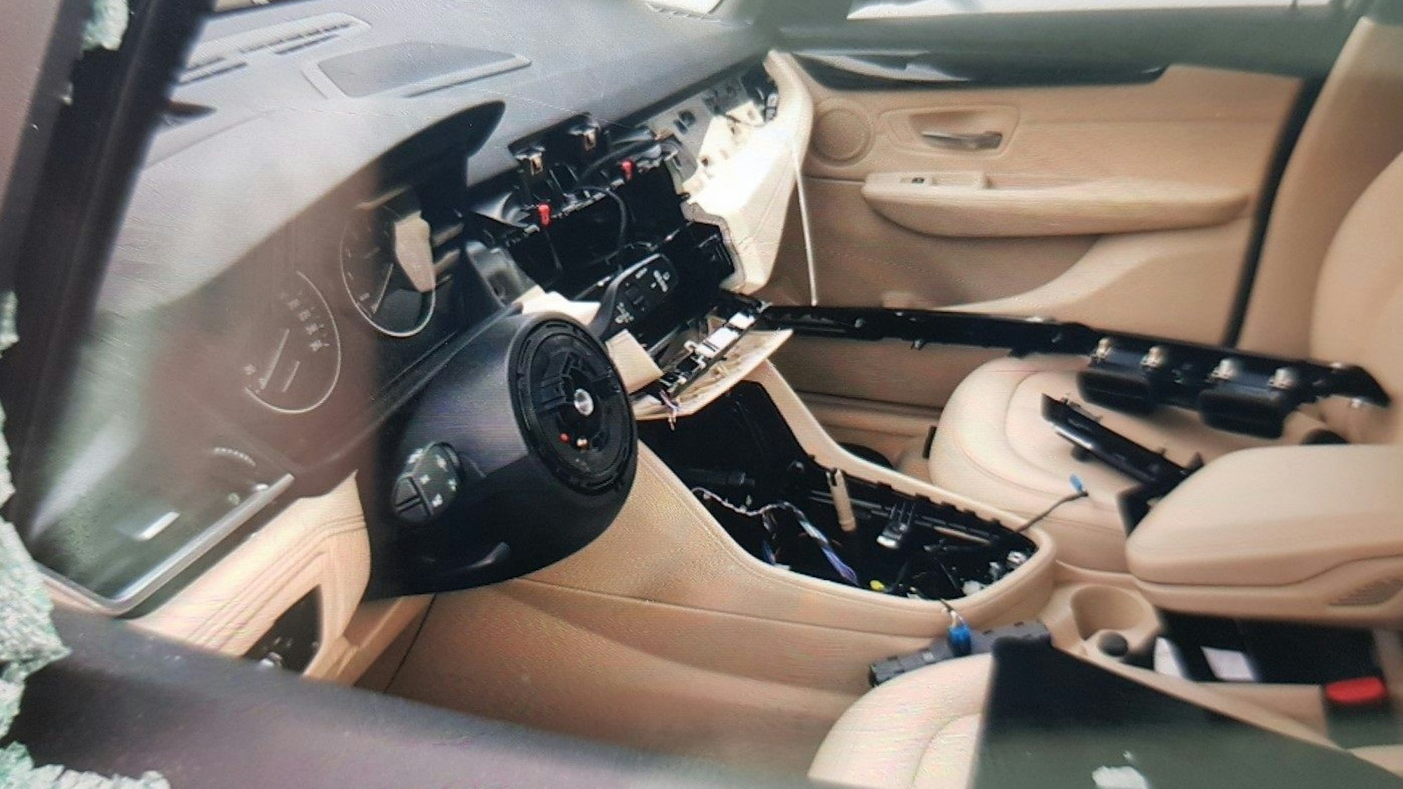 Eine Scheibe eines Autos ist eingeschlagen und das Navi aus dem Inneren gestohlen.