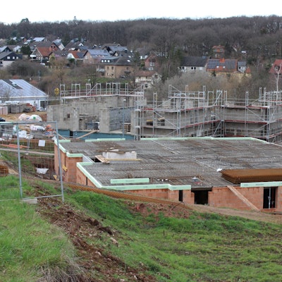 An diesen beiden Baustellen in Mechernich entstehen Mehrfamilienhäuser.