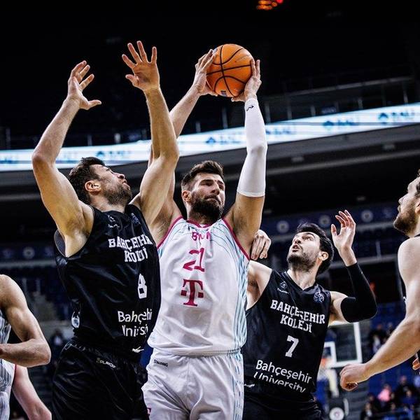 Leon Kratzer hat den Ball gesichert. Um ihn herum sind drei Spieler von Bahcesehir Istanbul.