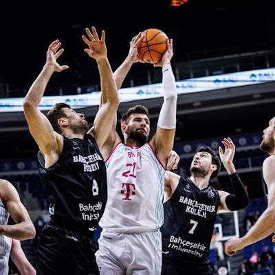 Leon Kratzer hat den Ball gesichert. Um ihn herum sind drei Spieler von Bahcesehir Istanbul.