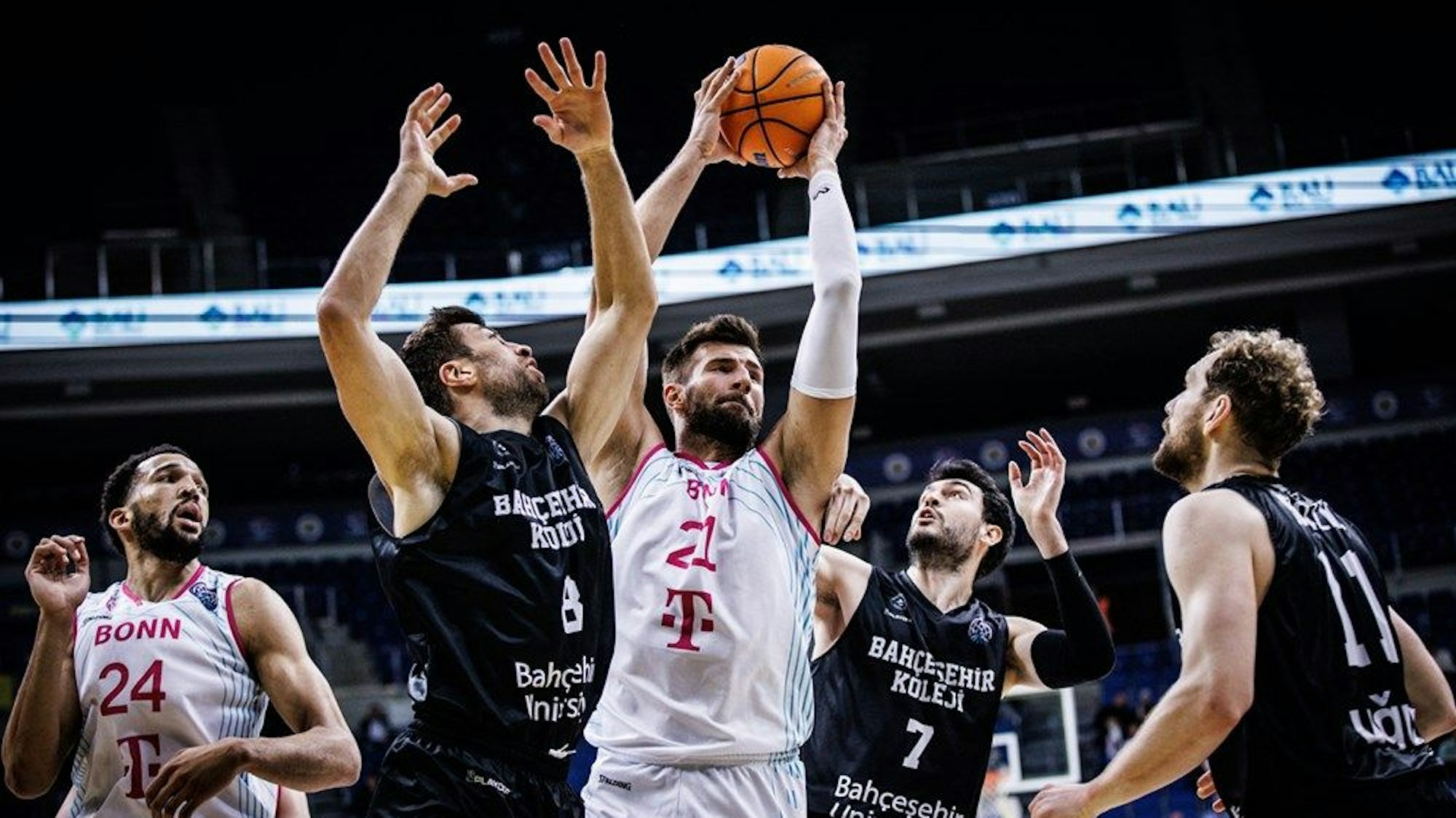 Leon Kratzer hat den Ball gesichert. Um ihn herum sind drei Spieler von Bahcesehir Istanbul.