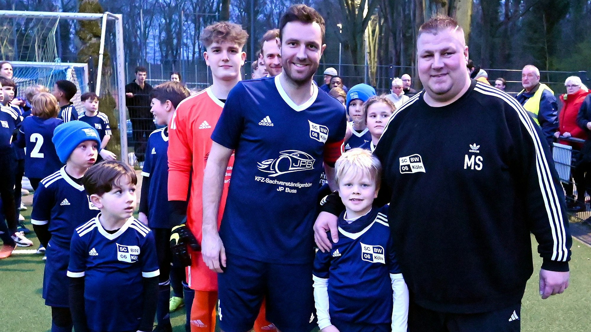 22.03.2023, Fussball-Blau Weiss Köln-Düren
mitte: Kapitän Vinzenz Borgelt (BW Köln)
rechts: TR: Manuel Schmidt (BW Köln)
Foto: Uli Herhaus