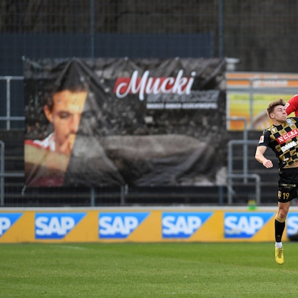 Kölner Luca Kilian im Zweikampf während des Benefizspiels „Mucki Banach unvergessen“.