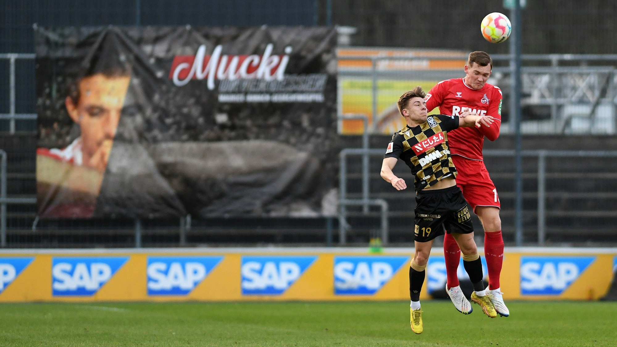Kölner Luca Kilian im Zweikampf während des Benefizspiels „Mucki Banach unvergessen“.