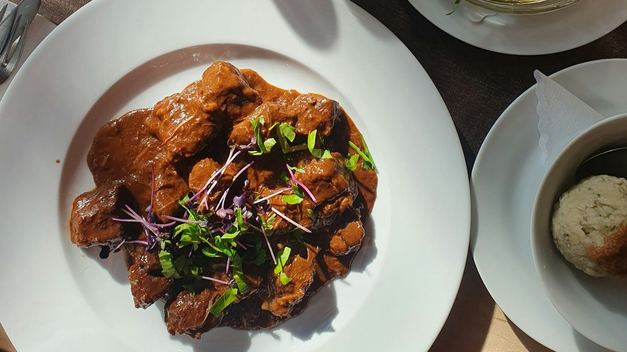 Teller mit Rindergulasch