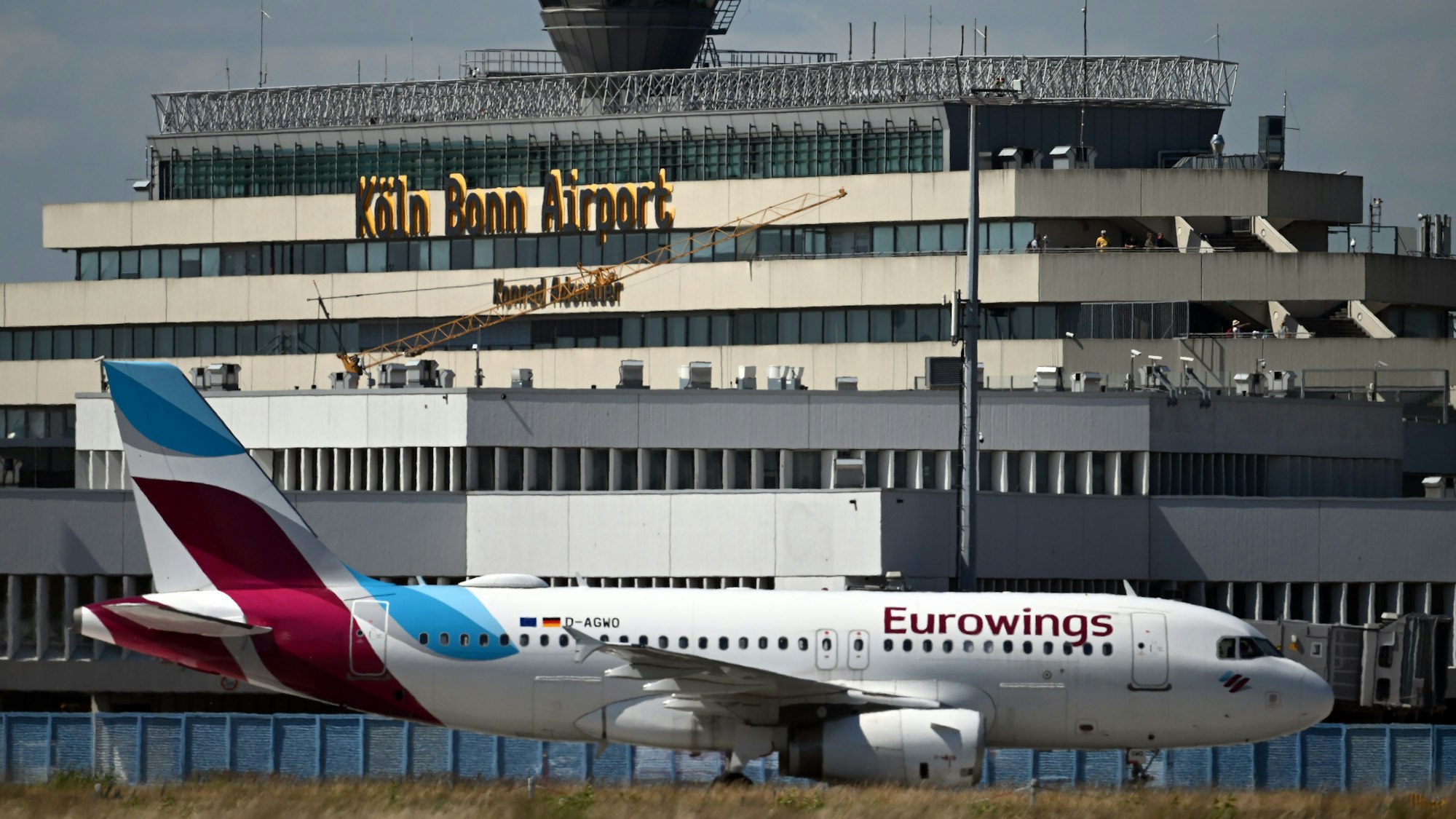 Vor dem Abflug ist Torsten Schrank, Vize-Chef des Flughafens Köln/Bonn