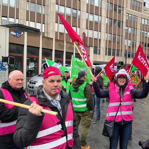 Mitarbeiter streiken für mehr Lohn.