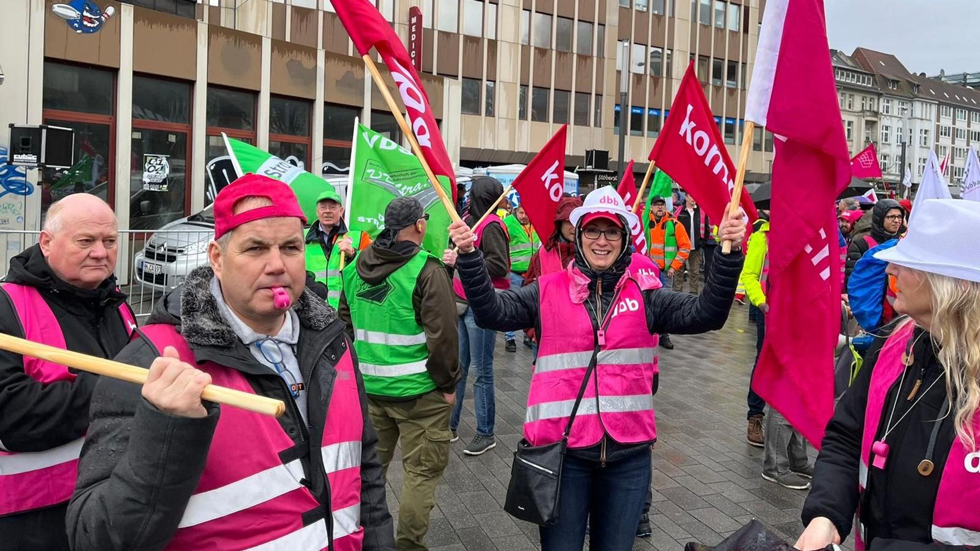 Mitarbeiter streiken für mehr Lohn.