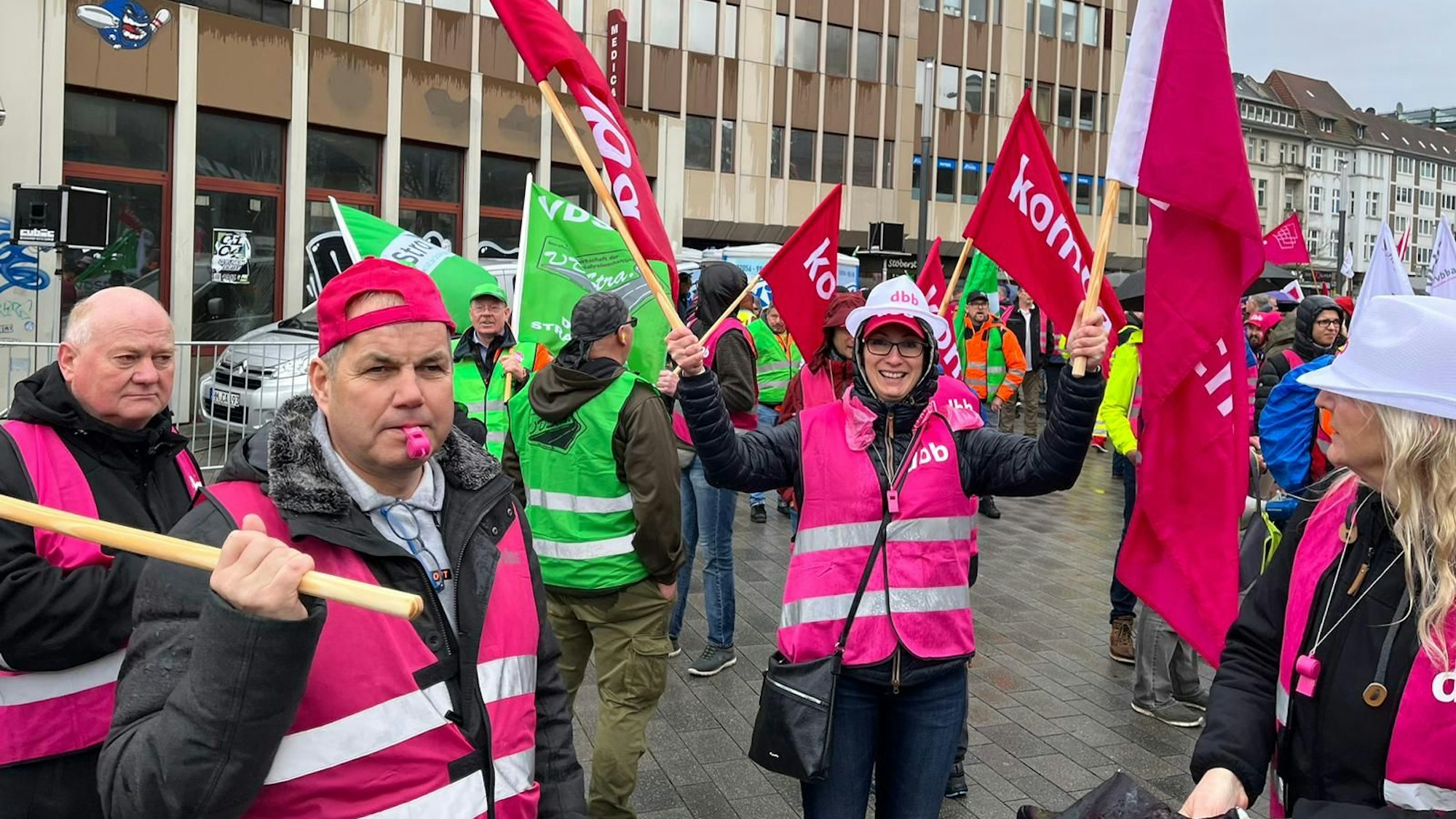 Mitarbeiter streiken für mehr Lohn.