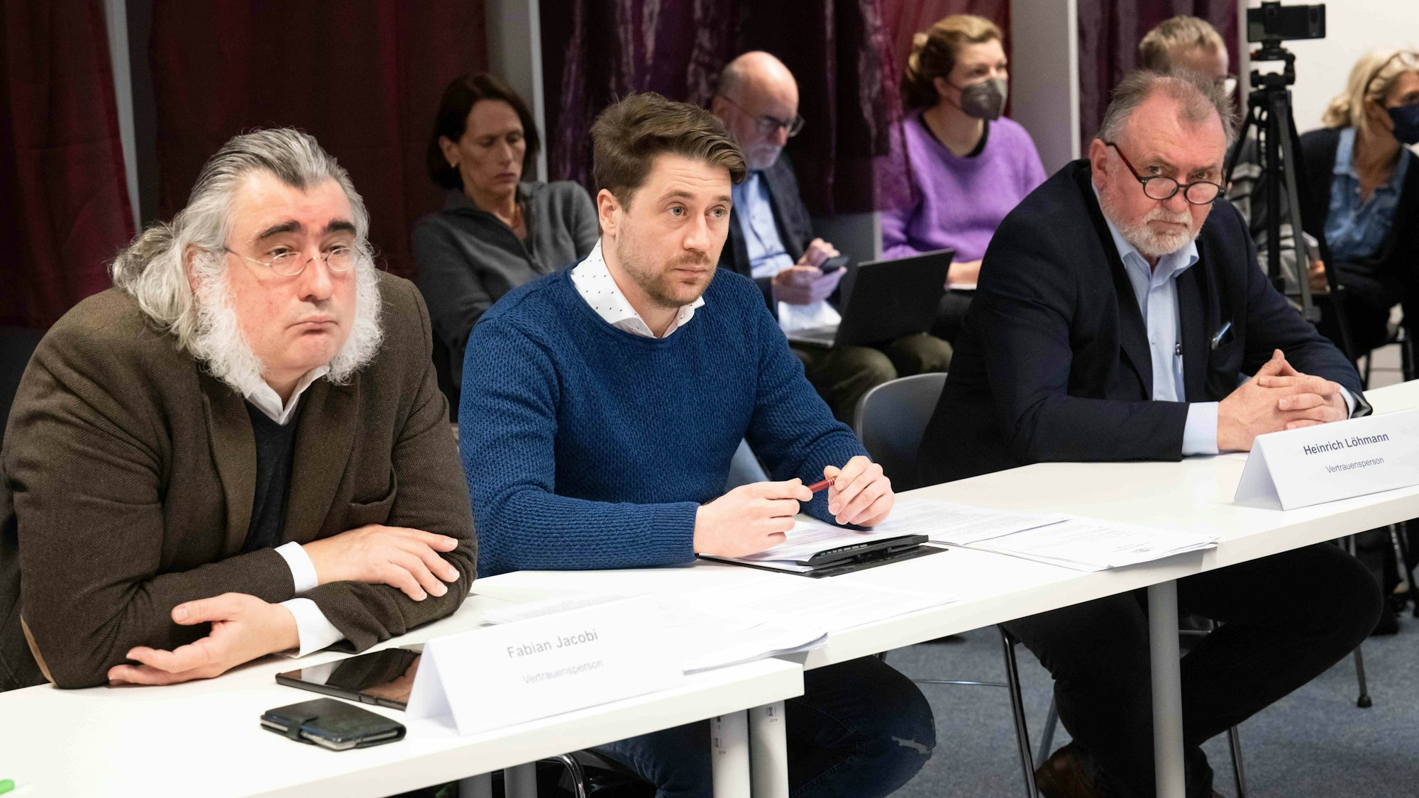 Fabian Jacobi, Sergej Minich und Heinrich Löhmann nehmen an der Sitzung des Landeswahlausschusses teil.
