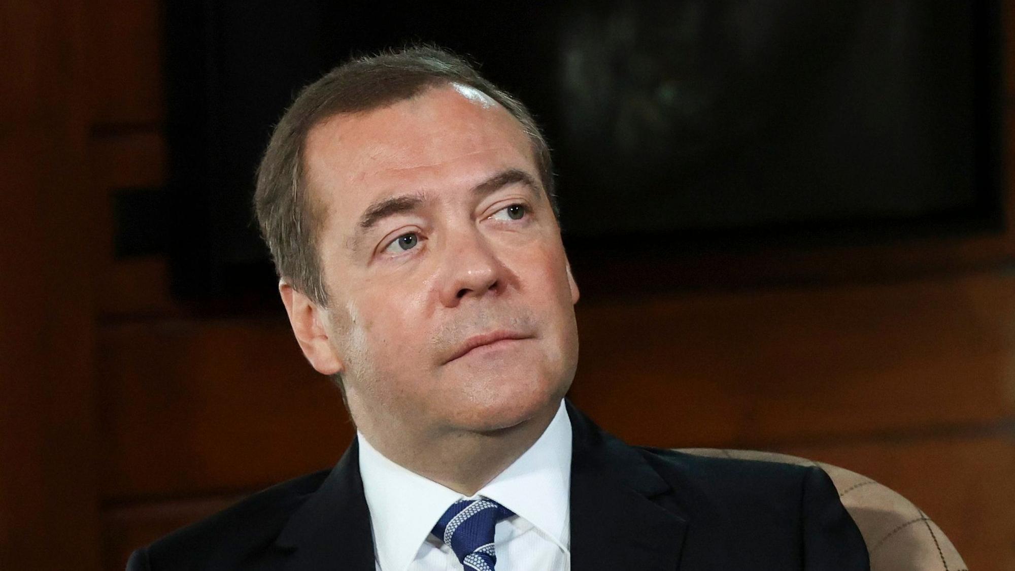Dmitri Medwedew, Russlands früherer Präsident, warnt vor einer Festnahme Putins im Ausland. (Archivbild)