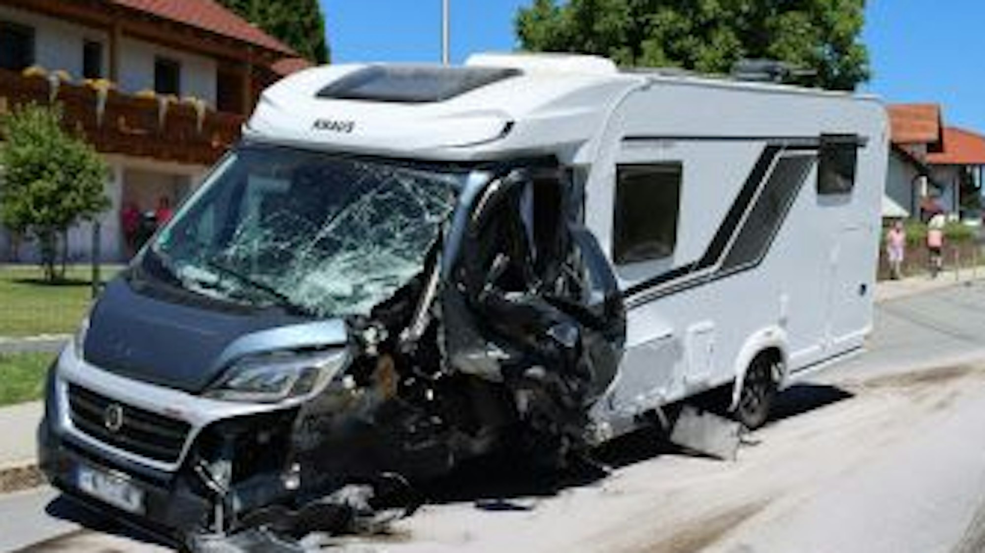 Ein Wohnmobil steht nach einem Unfall auf der Straße.