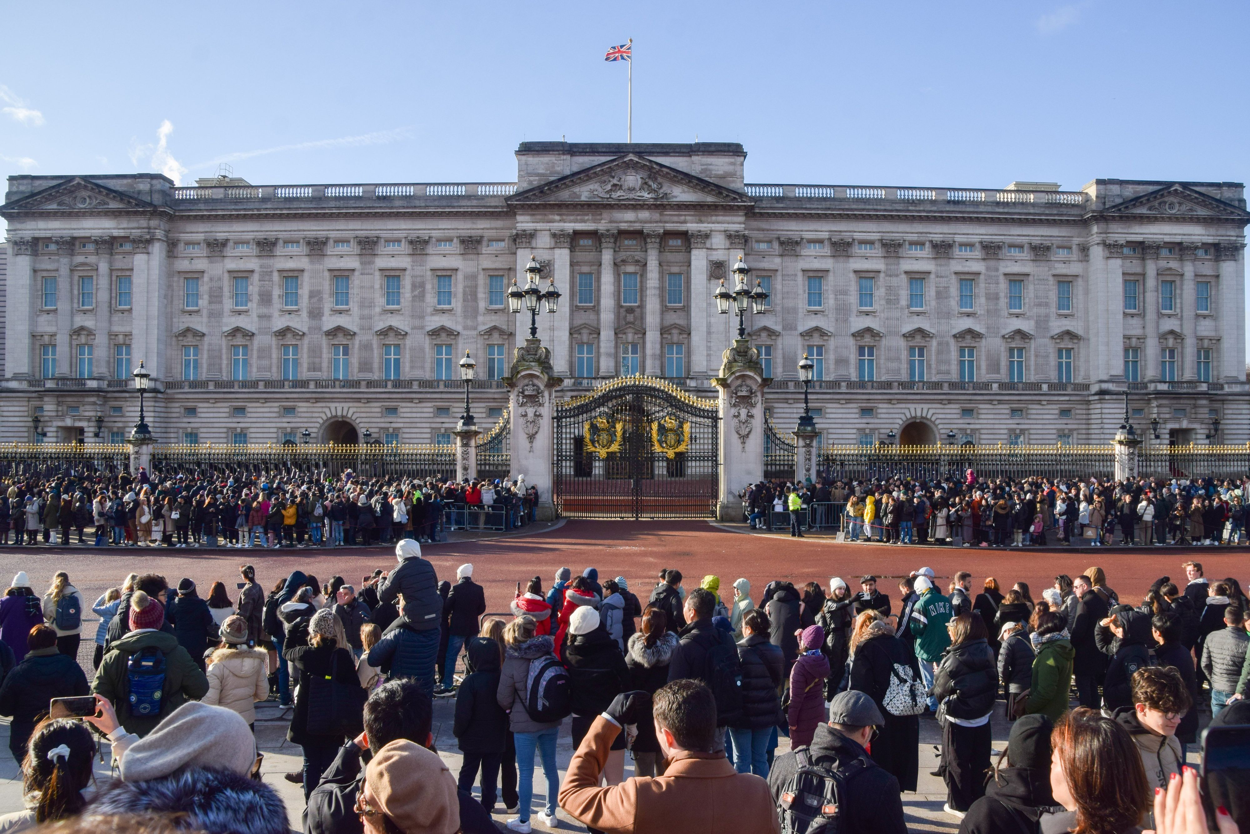 Eine Menschenmenge wartet vor dem Buckingham-Palast