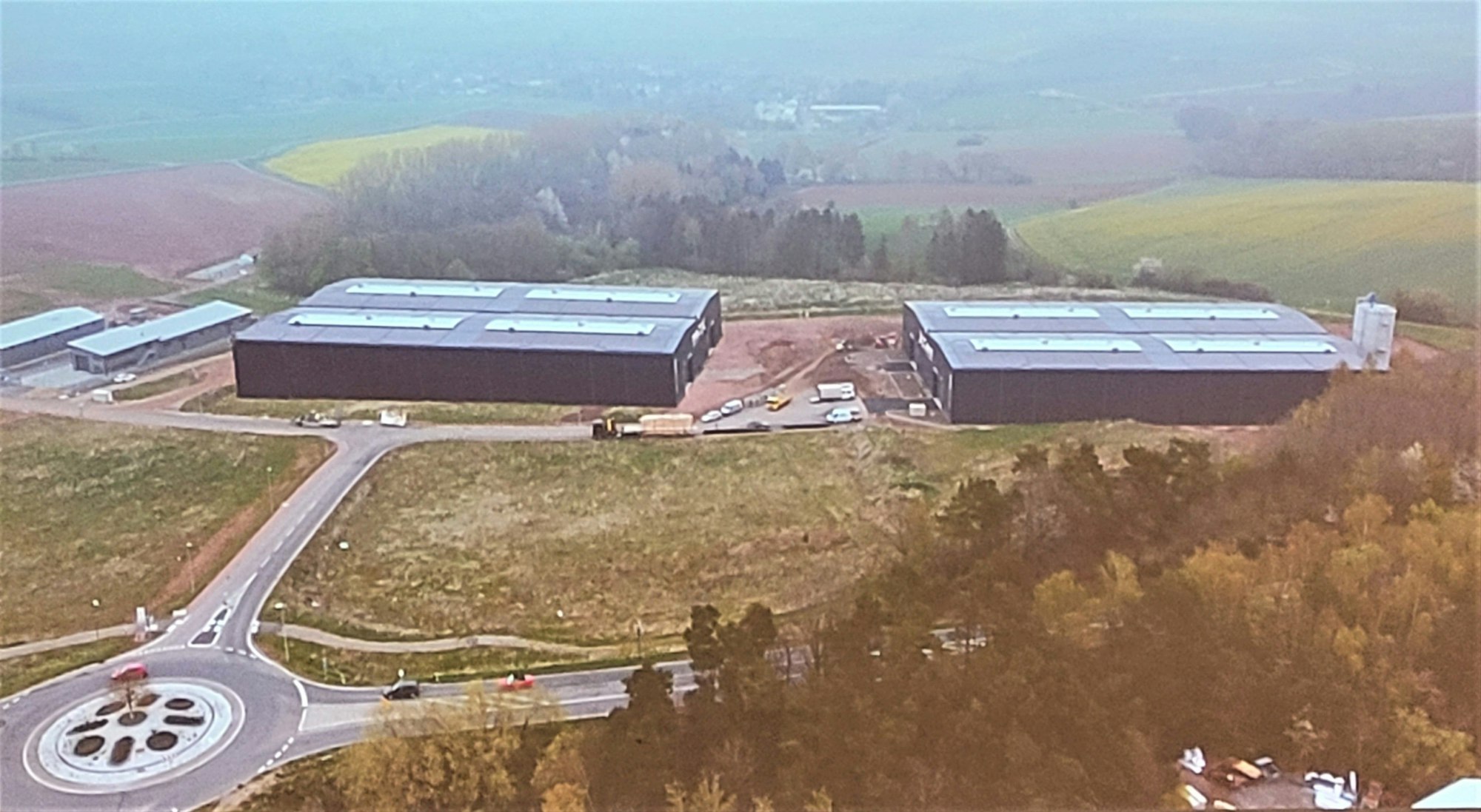Visualisierung der geplanten und der vorhandenen Halle.