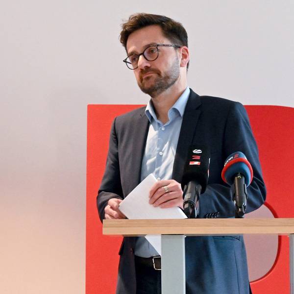 23.03.2023, Nordrhein-Westfalen, Düsseldorf: Thomas Kutschaty, Landesvorsitzender der SPD in Nordrhein-Westfalen, geht nach einem Statement im Johannes-Rau-Haus. Der nordrhein-westfälische SPD-Parteichef Thomas Kutschaty ist zurückgetreten.