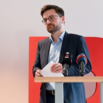 23.03.2023, Nordrhein-Westfalen, Düsseldorf: Thomas Kutschaty, Landesvorsitzender der SPD in Nordrhein-Westfalen, geht nach einem Statement im Johannes-Rau-Haus. Der nordrhein-westfälische SPD-Parteichef Thomas Kutschaty ist zurückgetreten.