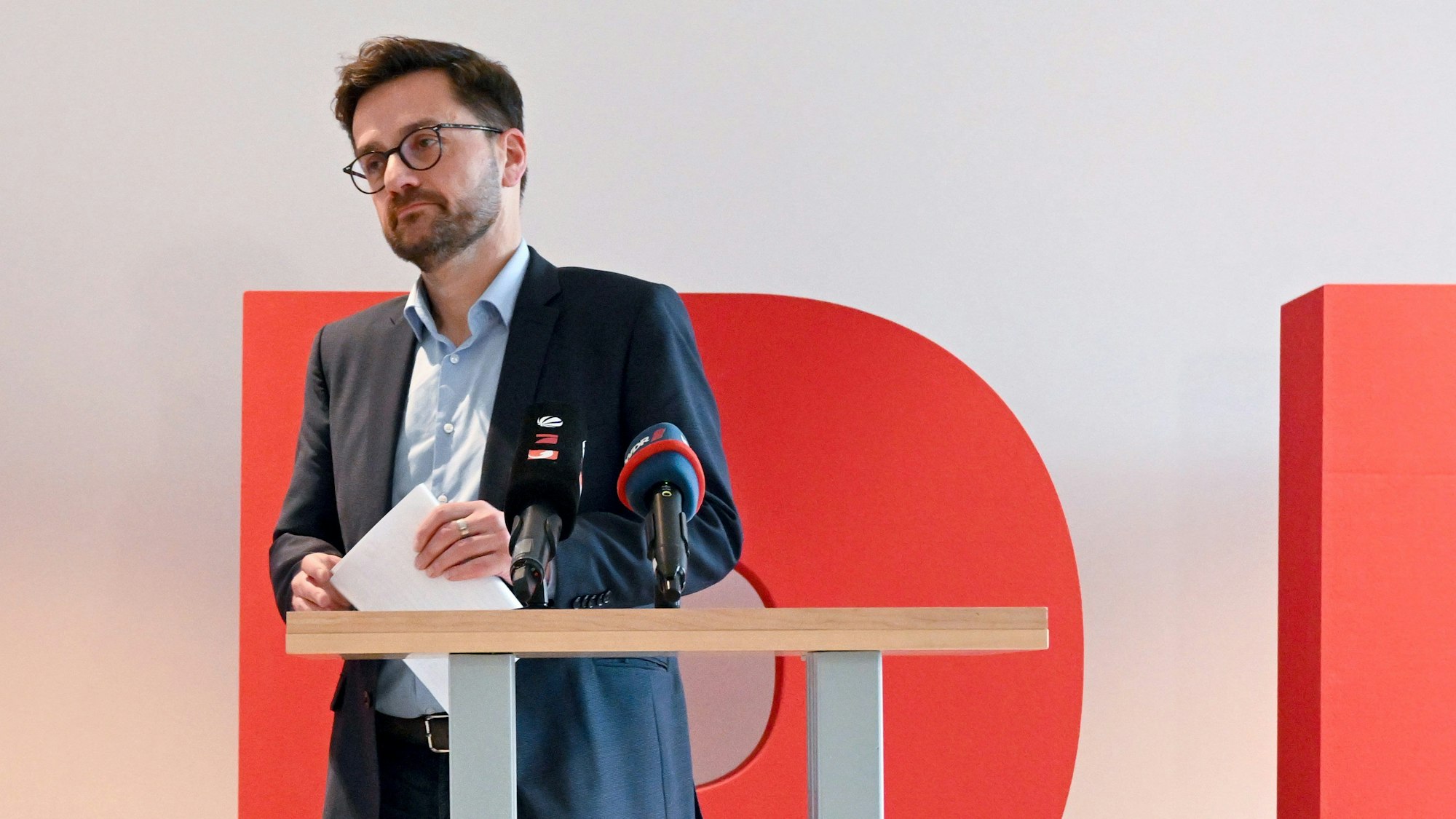 23.03.2023, Nordrhein-Westfalen, Düsseldorf: Thomas Kutschaty, Landesvorsitzender der SPD in Nordrhein-Westfalen, geht nach einem Statement im Johannes-Rau-Haus. Der nordrhein-westfälische SPD-Parteichef Thomas Kutschaty ist zurückgetreten.