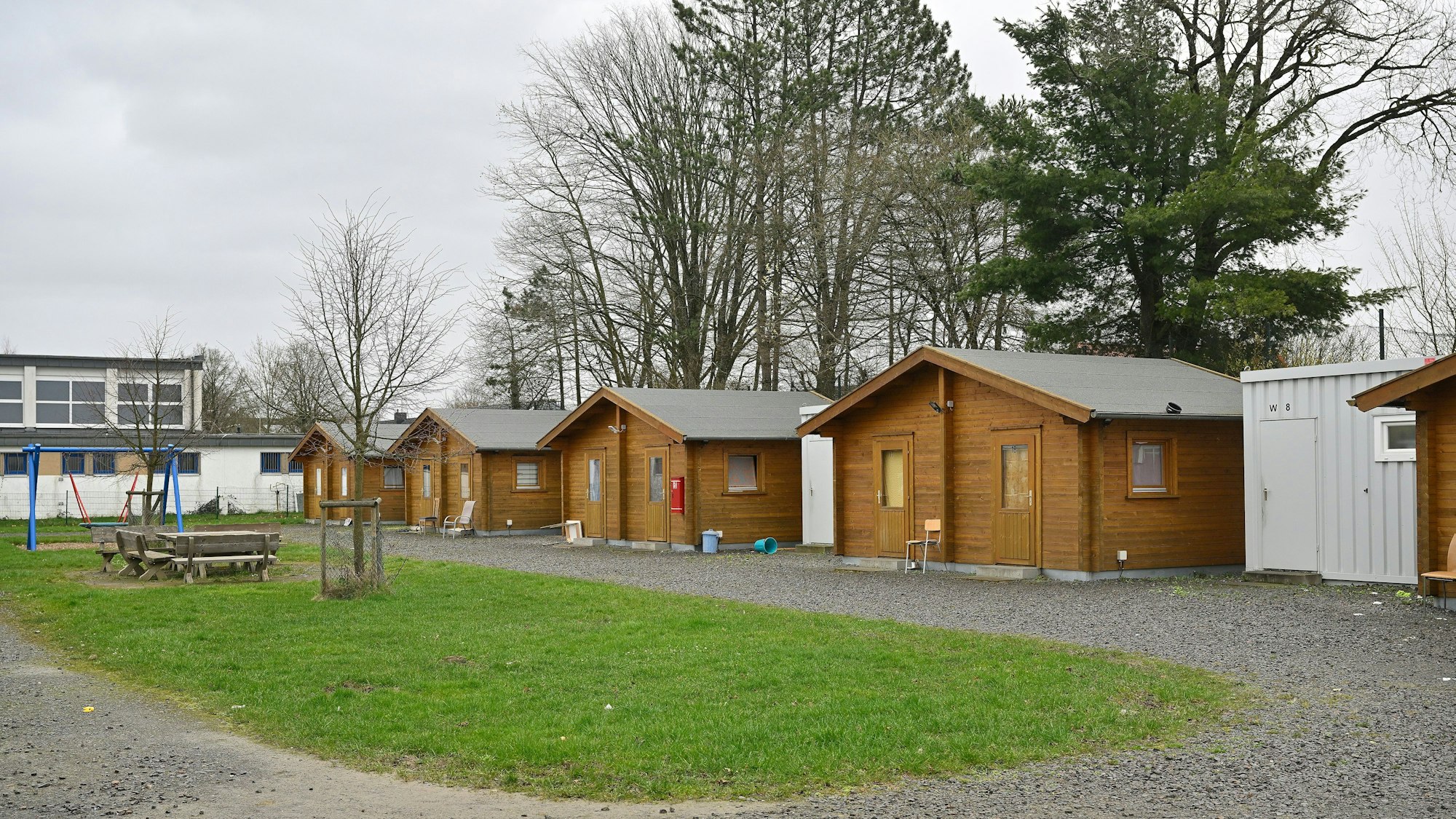 Blockhütten für Flüchtlinge und Asybewerber auf dem Gelände des TV Blecher.