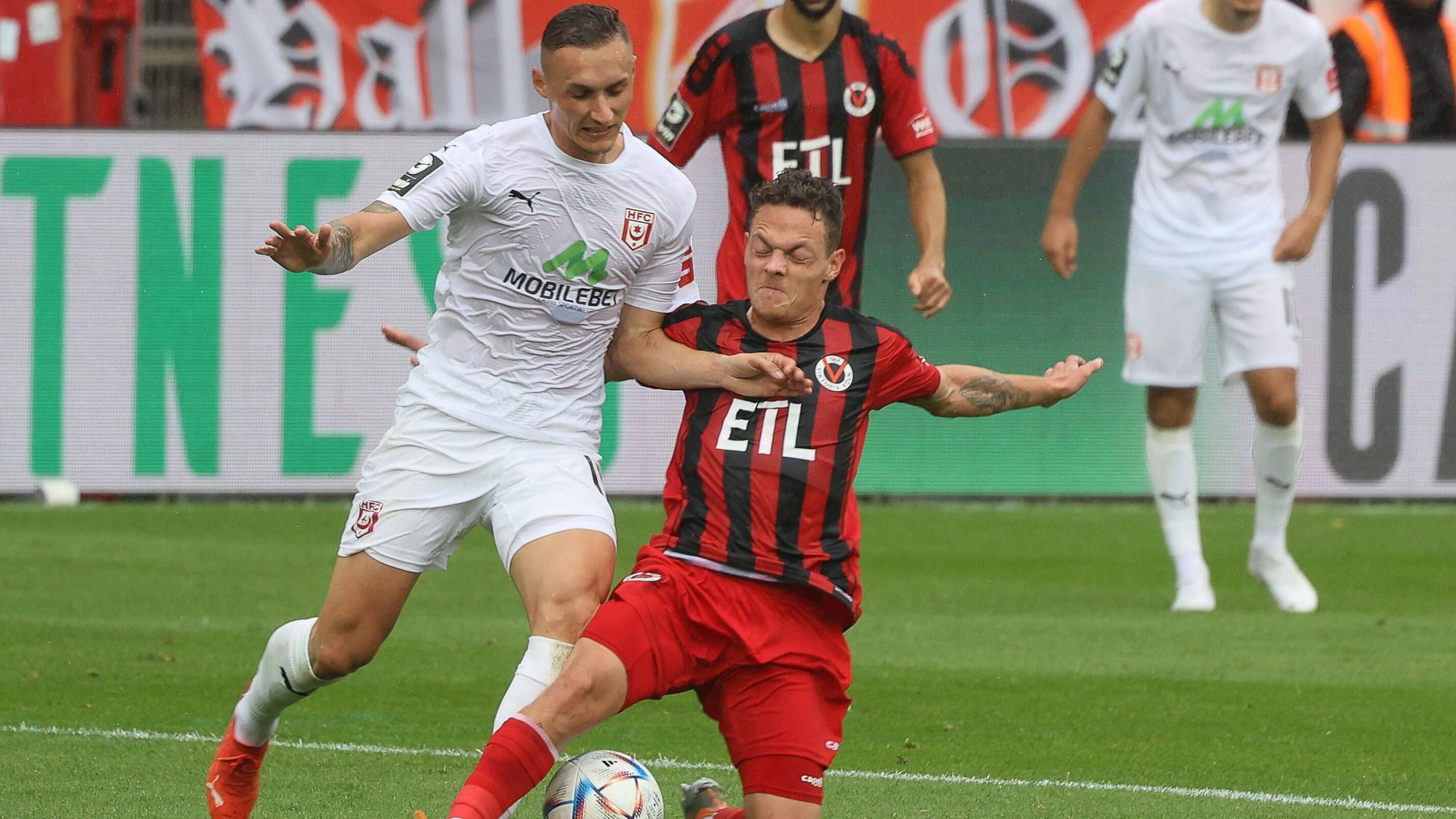 Patrick Sontheimer FC Viktoria Köln 6 und Dominik Steczyk Hallescher FC 18, FC Viktoria Koeln vs. Hallescher FC, Fussball, 3. Bundesliga, 8. Spieltag, 10.09.2022, DFL REGULATIONS PROHIBIT ANY USE OF PHOTOGRAPHS AS IMAGE SEQUENCES AND/OR QUASI-VIDEO, FC Viktoria Koeln vs. Hallescher FC, Fussball, 3. Bundesliga, 8. Spieltag, 10.09.2022 Koeln *** Patrick Sontheimer FC Viktoria Koeln 6 and Dominik Steczyk Hallescher FC 18 , FC Viktoria Koeln vs Hallescher FC, Soccer, 3 Bundesliga, 8 Spieltag, 10 09 2022, DFL REGULATES PROHIBIT ANY USE OF PHOTOGRAPHS AS IMAGE SEQUENCES AND OR QUASI VIDEO, FC Viktoria Koeln vs Hallescher FC, Soccer, 3 Bundesliga, 8 Spieltag, 10 09 2022 Koeln Copyright: xJoergxNiebergall/Eibner-Pressefox EP_JNL