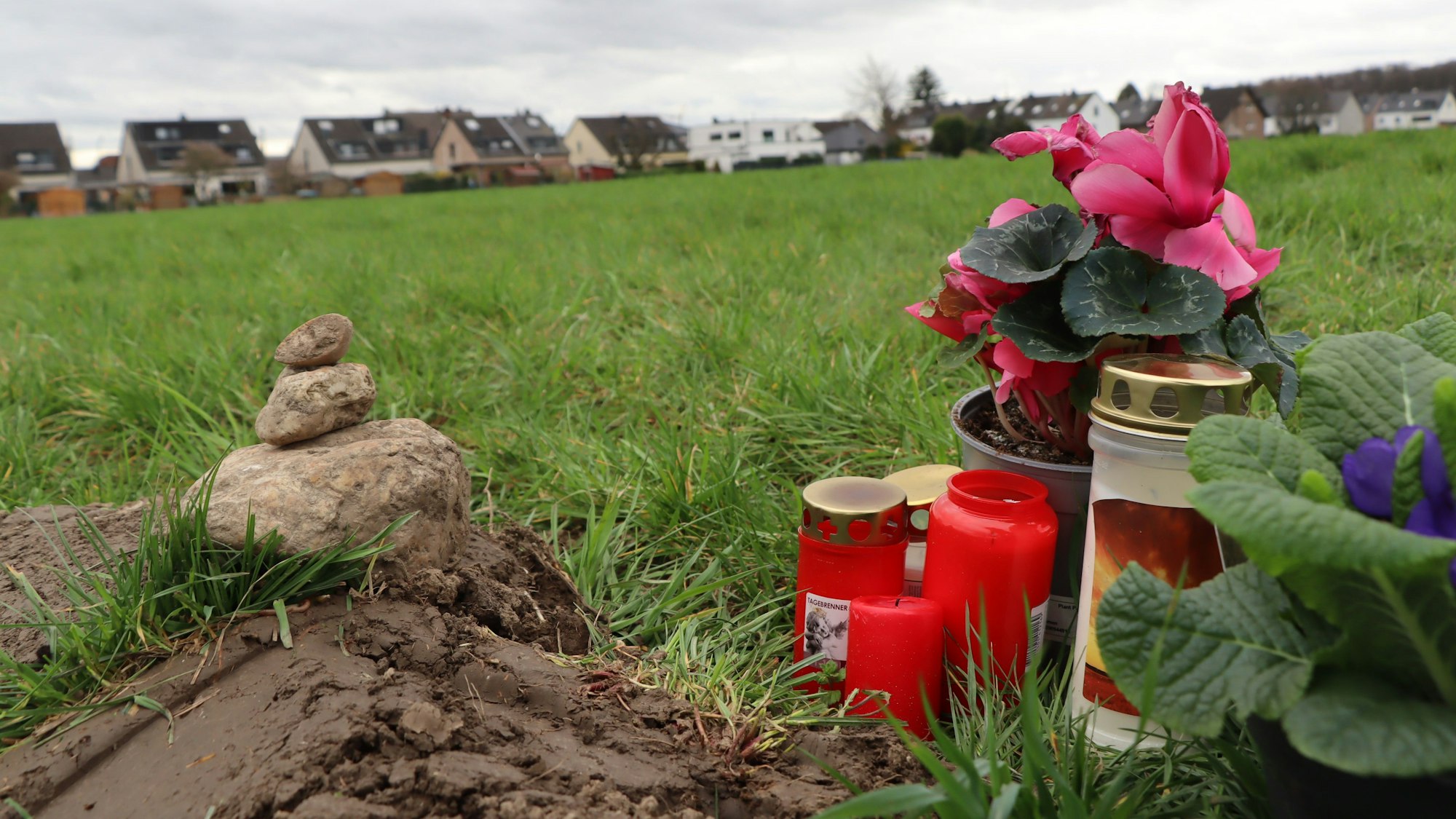 Blumen und Kerzen sind an der Unfallstelle aufgestellt bei Dansweiler aufgestellt worden.