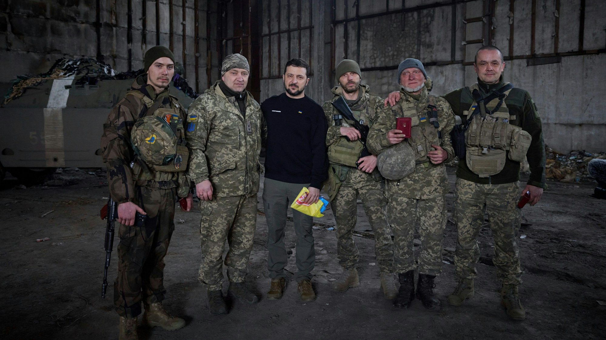 Wolodymyr Selenskyj inmitten von ukrainischen Soldaten. Berührungsängste hat der ukrainische Präsident während seines Front-Besuches offenbar nicht.