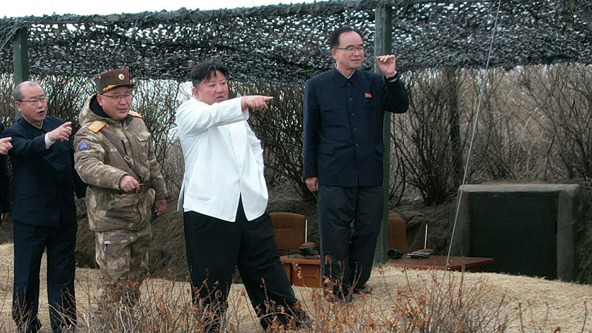 Kim Jong Un, Machthaber von Nordkorea, bei einer Kommandoübung. Die Aufnahme wurde von der staatlichen nordkoreanischen Nachrichtenagentur KCNA zur Verfügung gestellt.