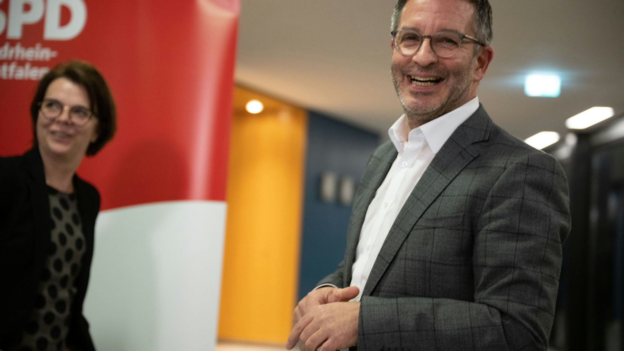 Nadja Lüders (l), Generalsekretärin, und Marc Herter, stellvertretender SPD-Landesvorsitzender nach einer außerordentlichen SPD-Präsidiums- und Landesvorstandssitzung.