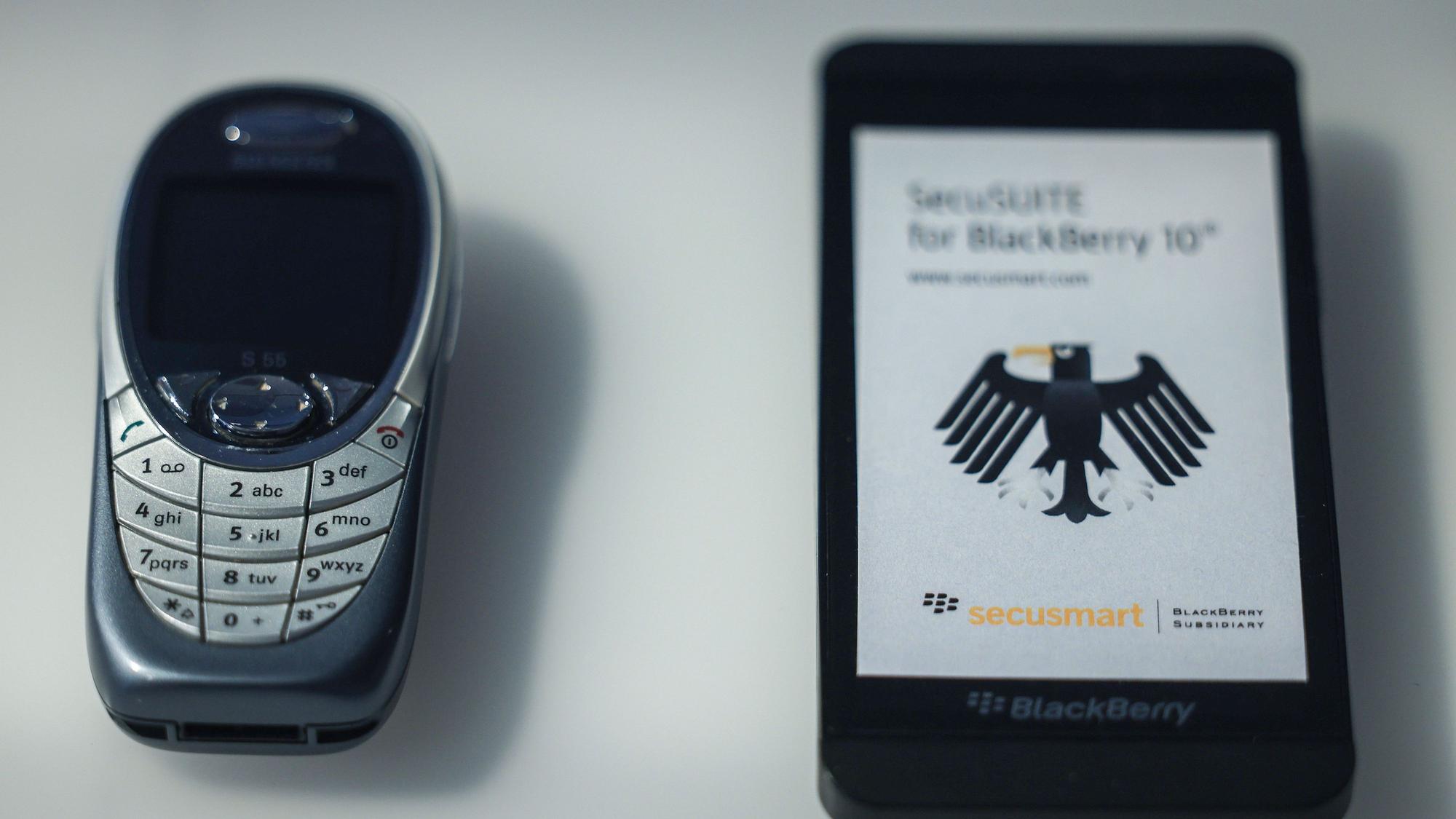 23.03.2023, Nordrhein-Westfalen, Bonn: Das Nokia Tastenhandy (l) der ehemaligen Bundeskanzlerin Merkel liegt in einer Vitrine neben einem abhörsicheren Blackberry .