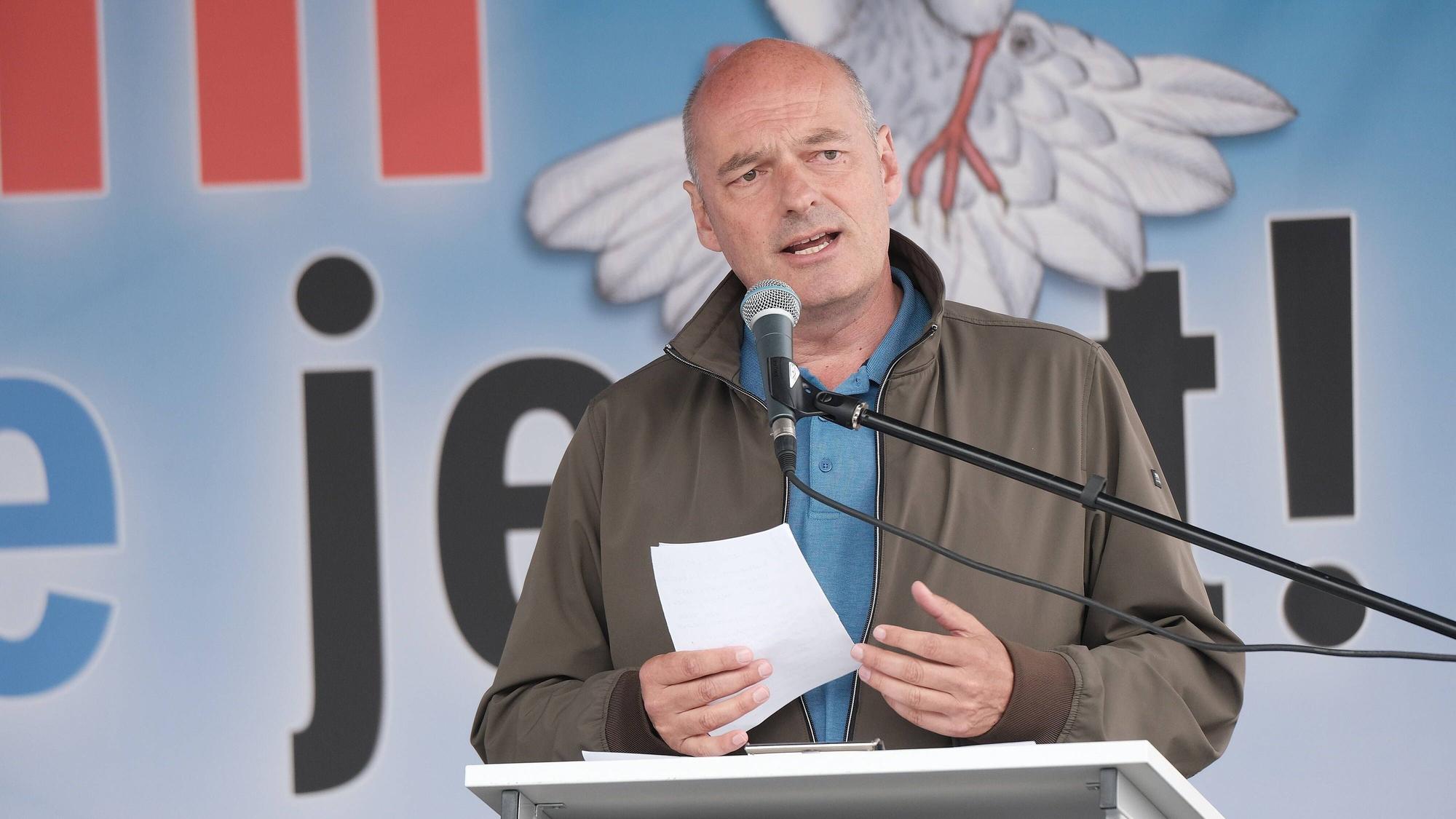 Ex-Ehemann von Sahra Wagenknecht: Ralph Thomas Niemeyer im Jahr 2020 bei einer Demonstration gegen den US-Luftwaffenstützpunkt Ramstein. Nun wurde eine Wohnungsdurchsuchung im Kontext der Ermittlungen gegen „Reichsbürger“ bei Niemeyer bekannt.